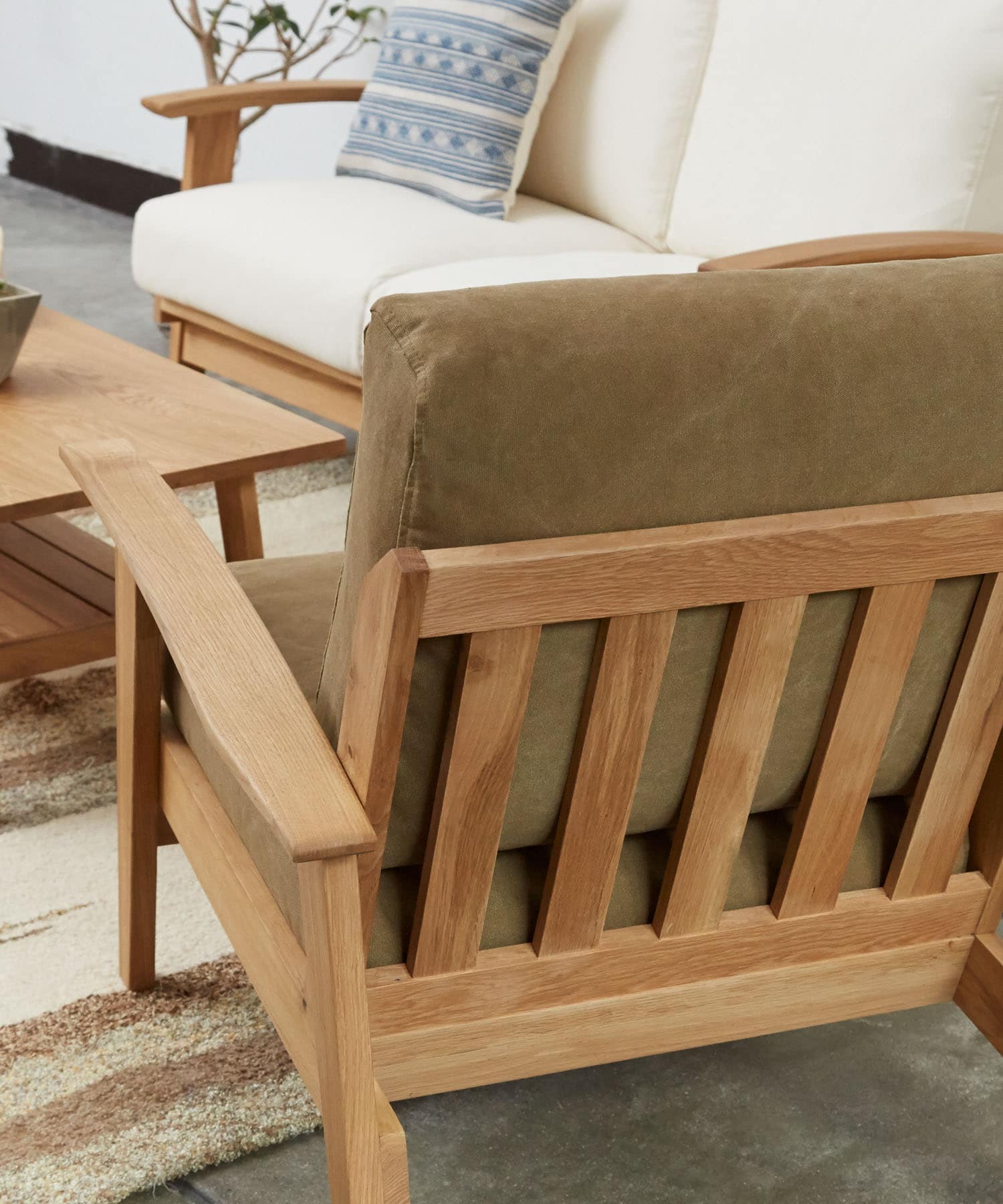 フレームはベンチタイプでクッションをセットする仕様。座り心地を追求し、木の表情を