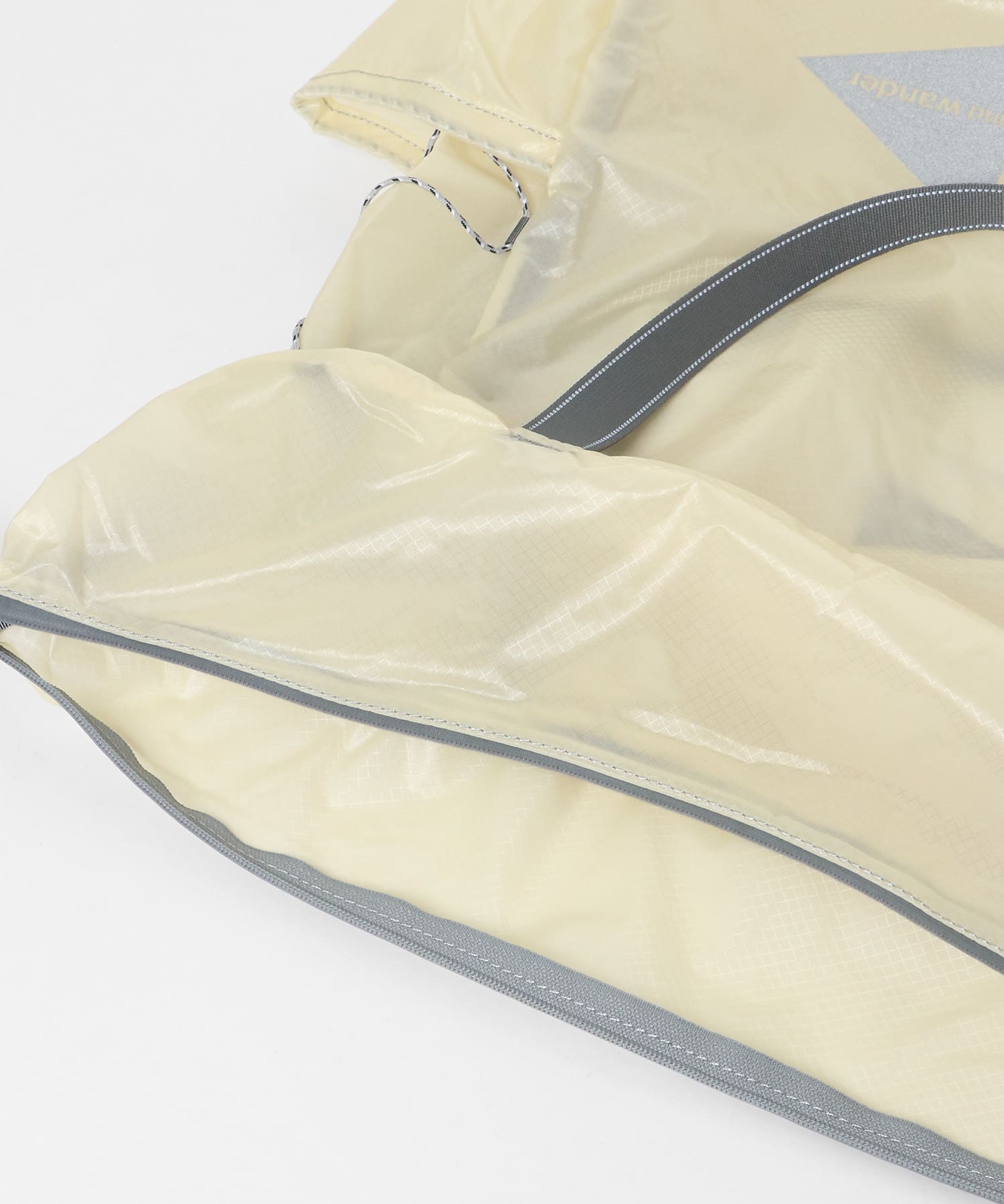 and wander　sil tote bag Off White one
