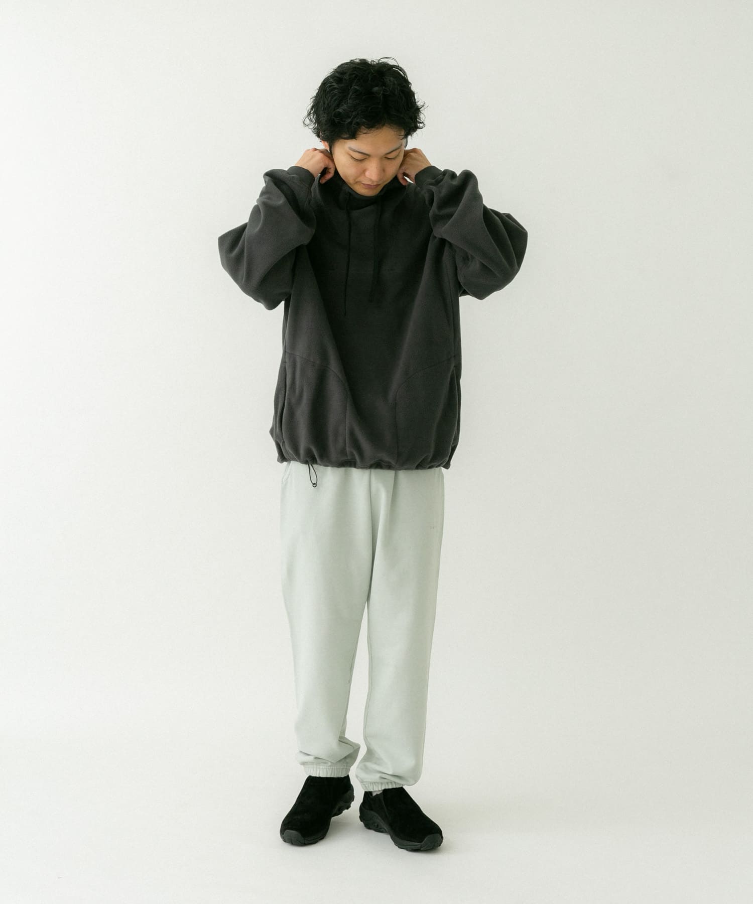 グレー