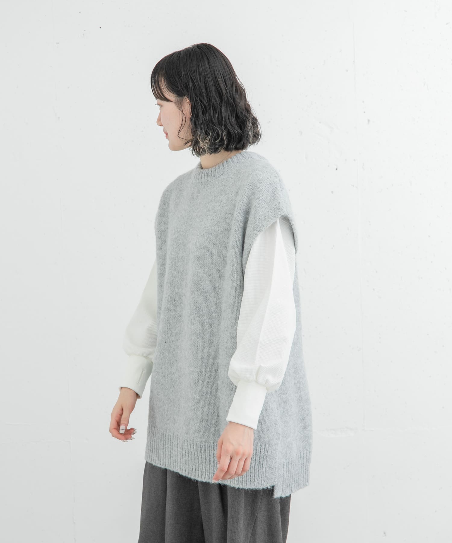 グレー