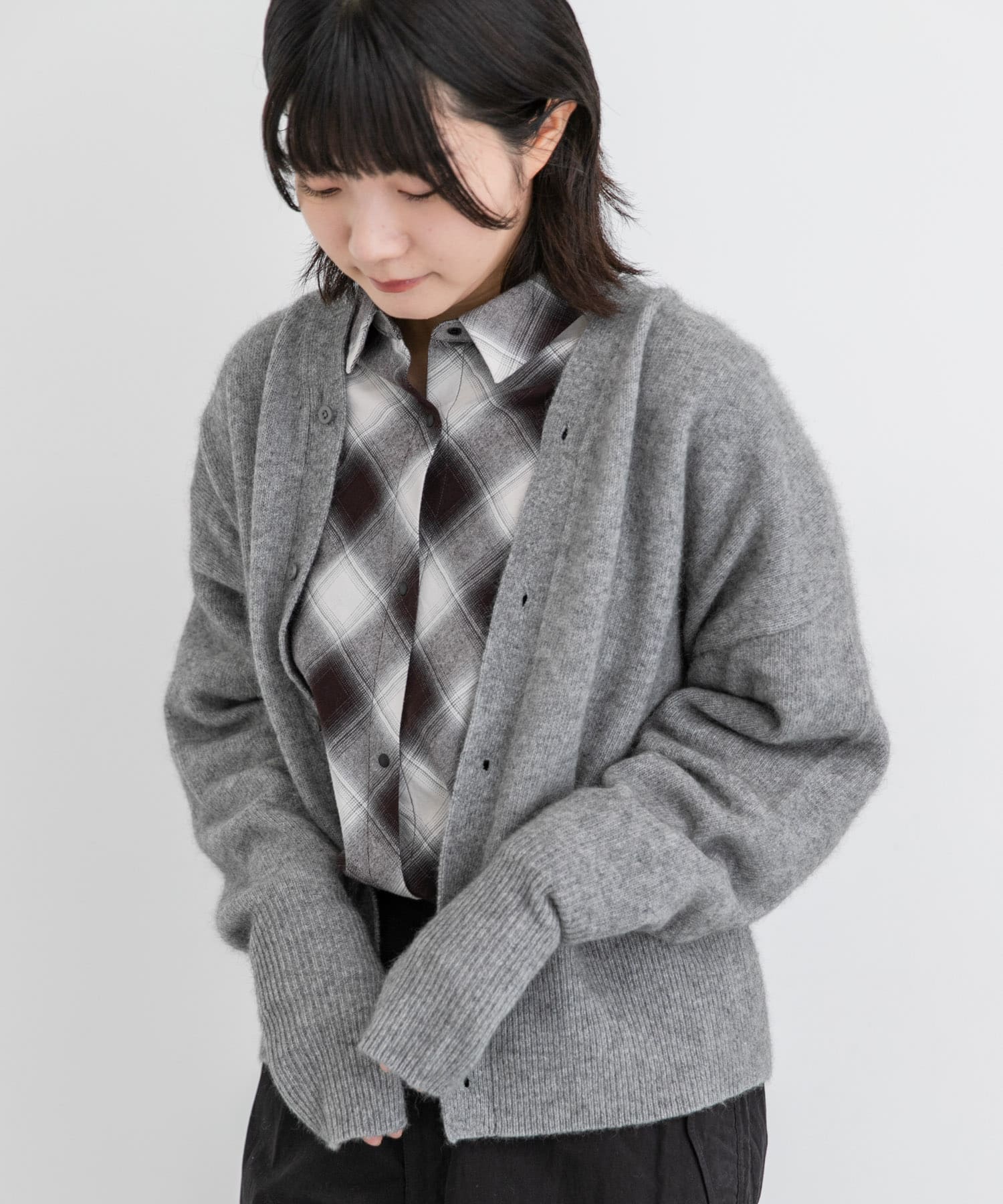 グレー