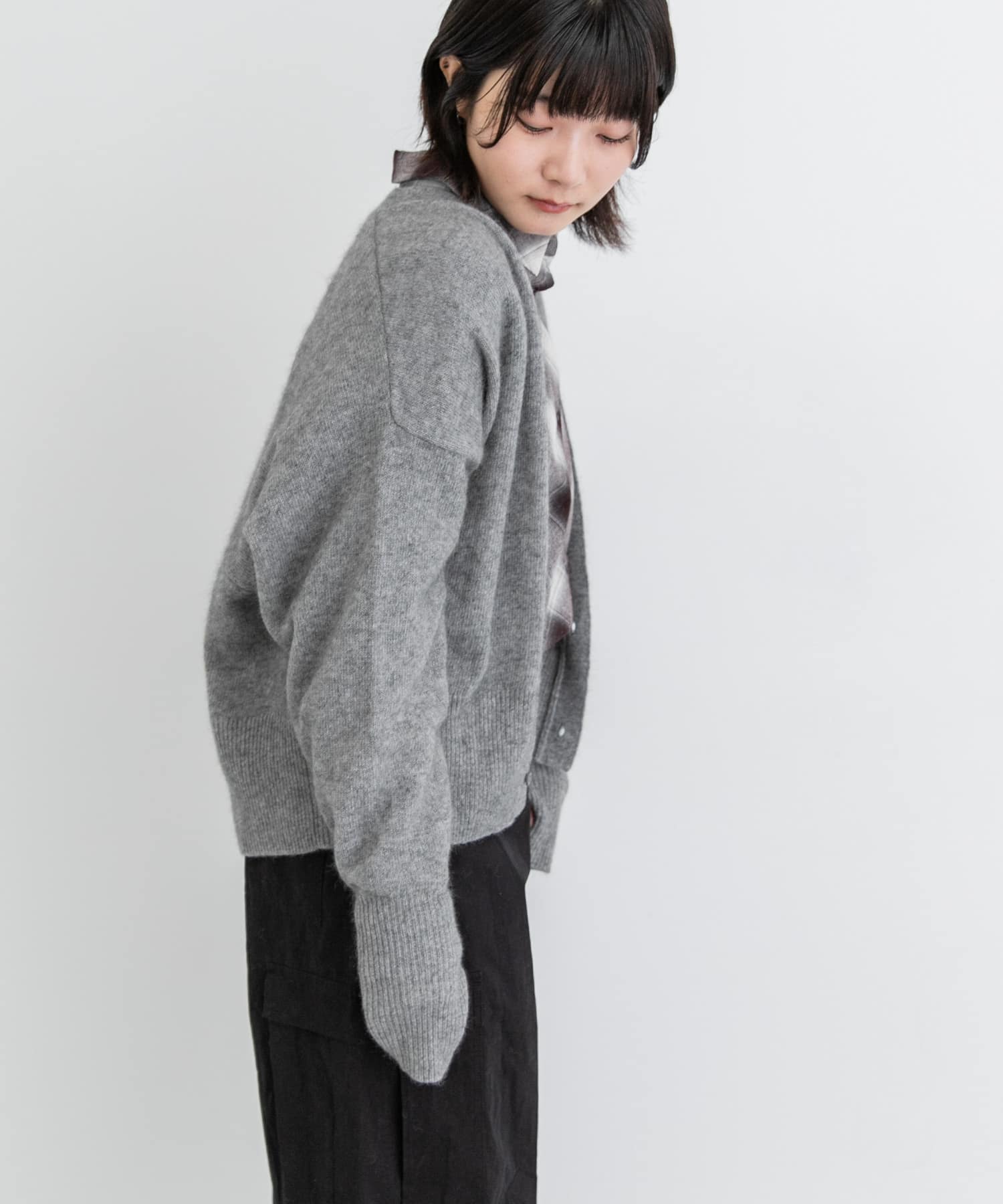 グレー