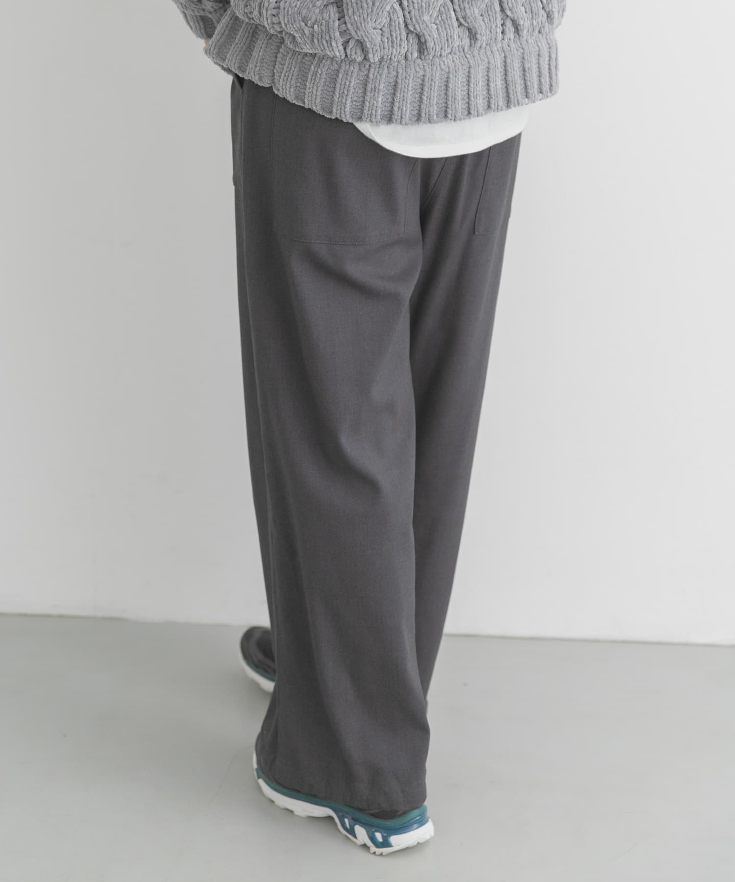 グレー