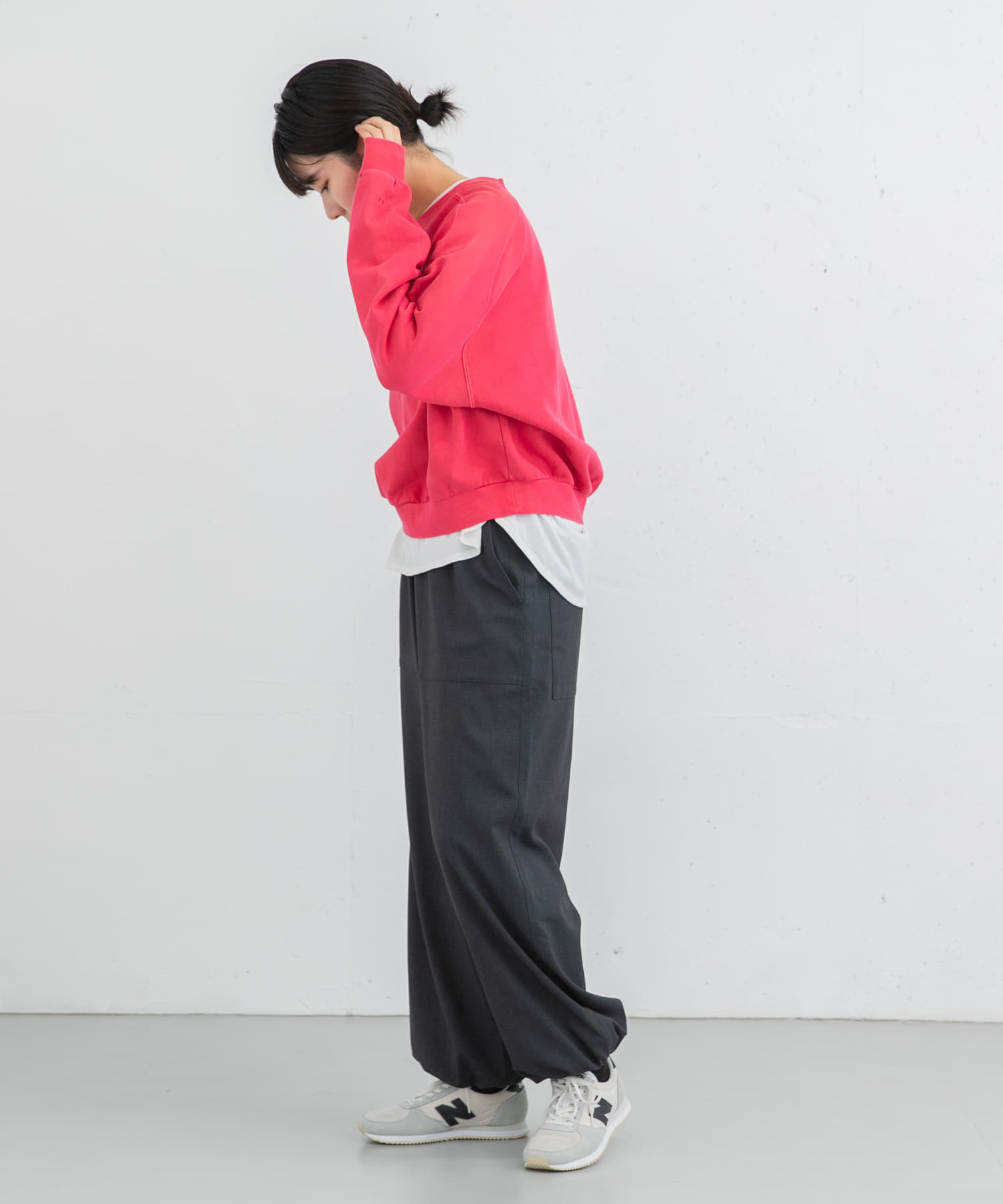 グレー