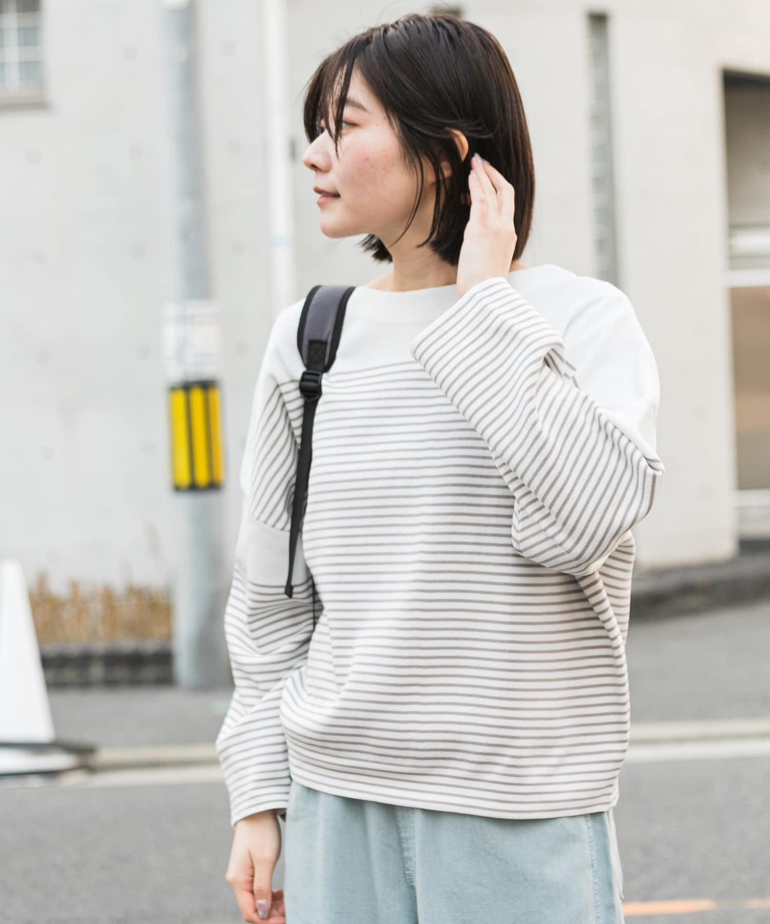 グレー