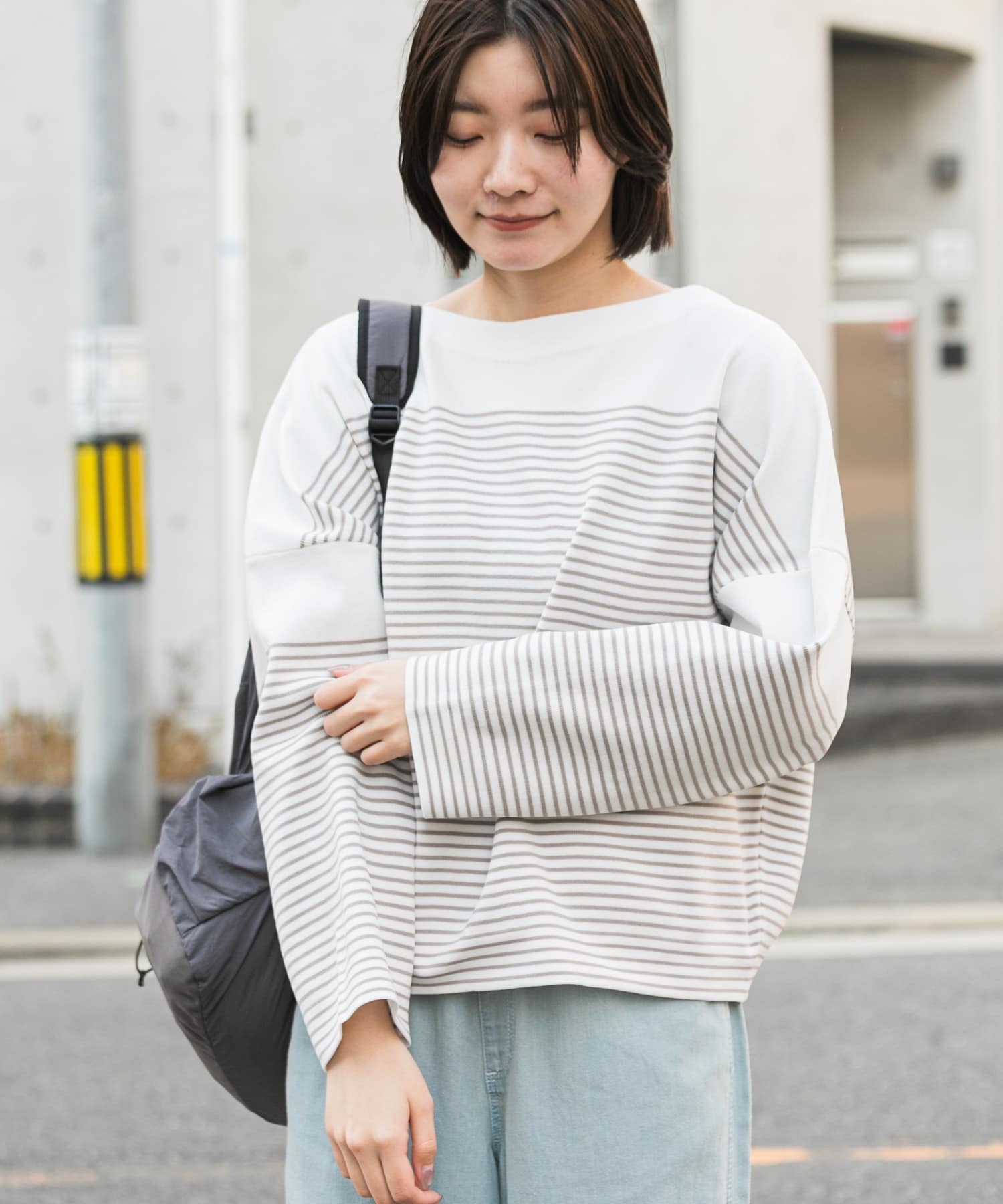 グレー