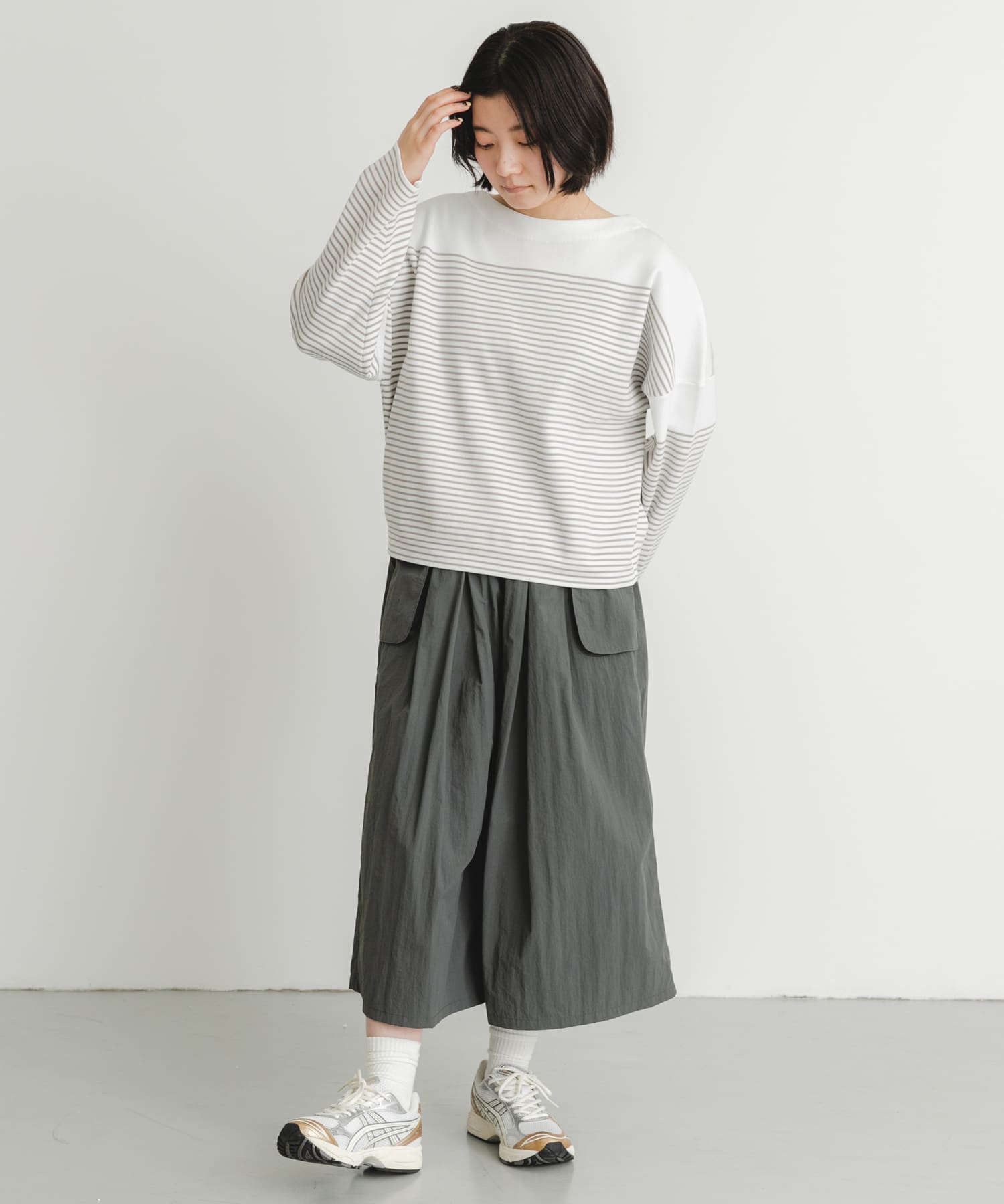 グレー