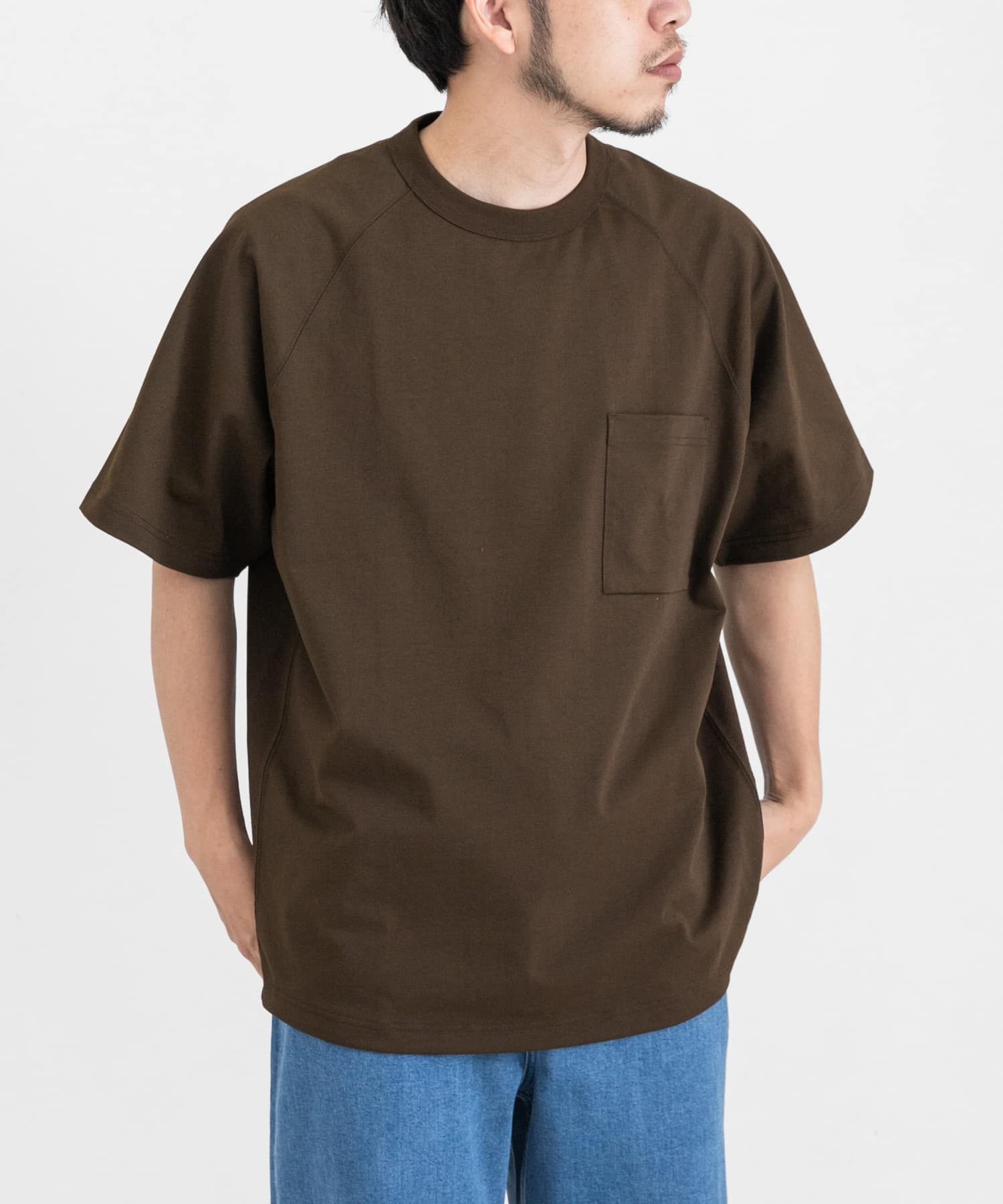 ブラウンカーキ