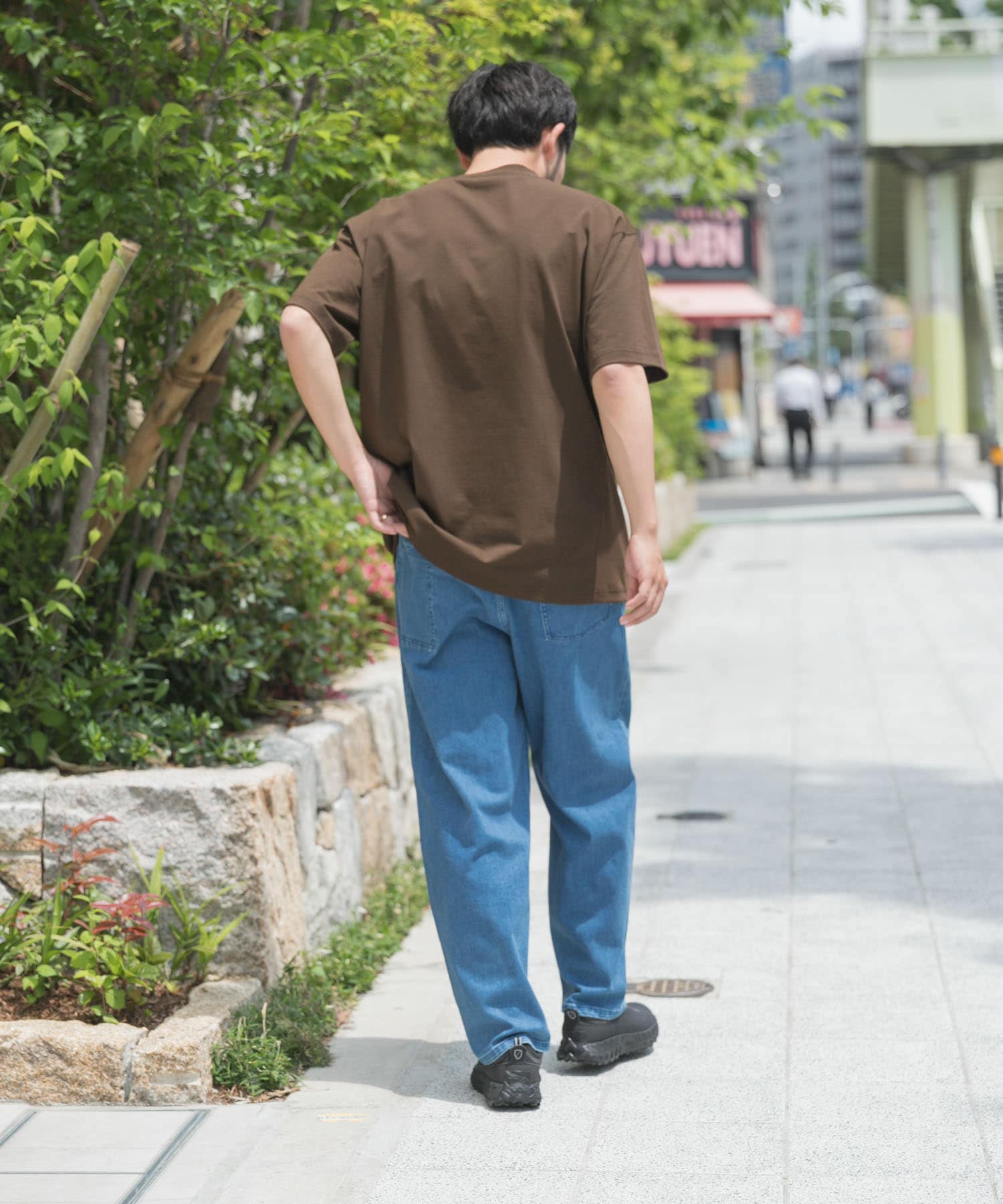 ブラウンカーキ