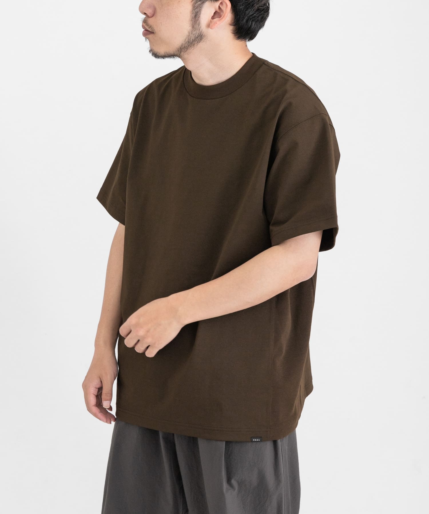 ブラウンカーキ