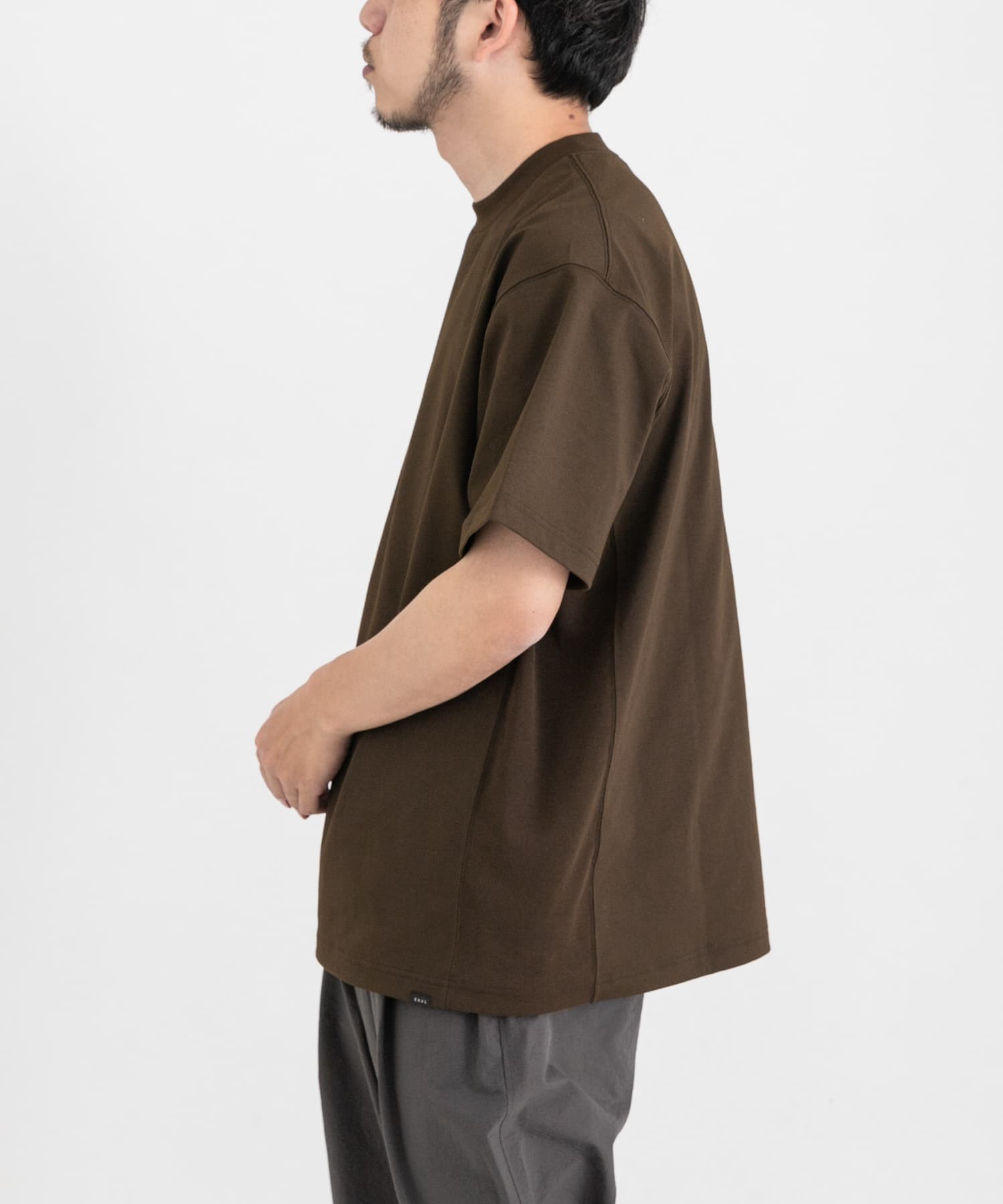 ブラウンカーキ