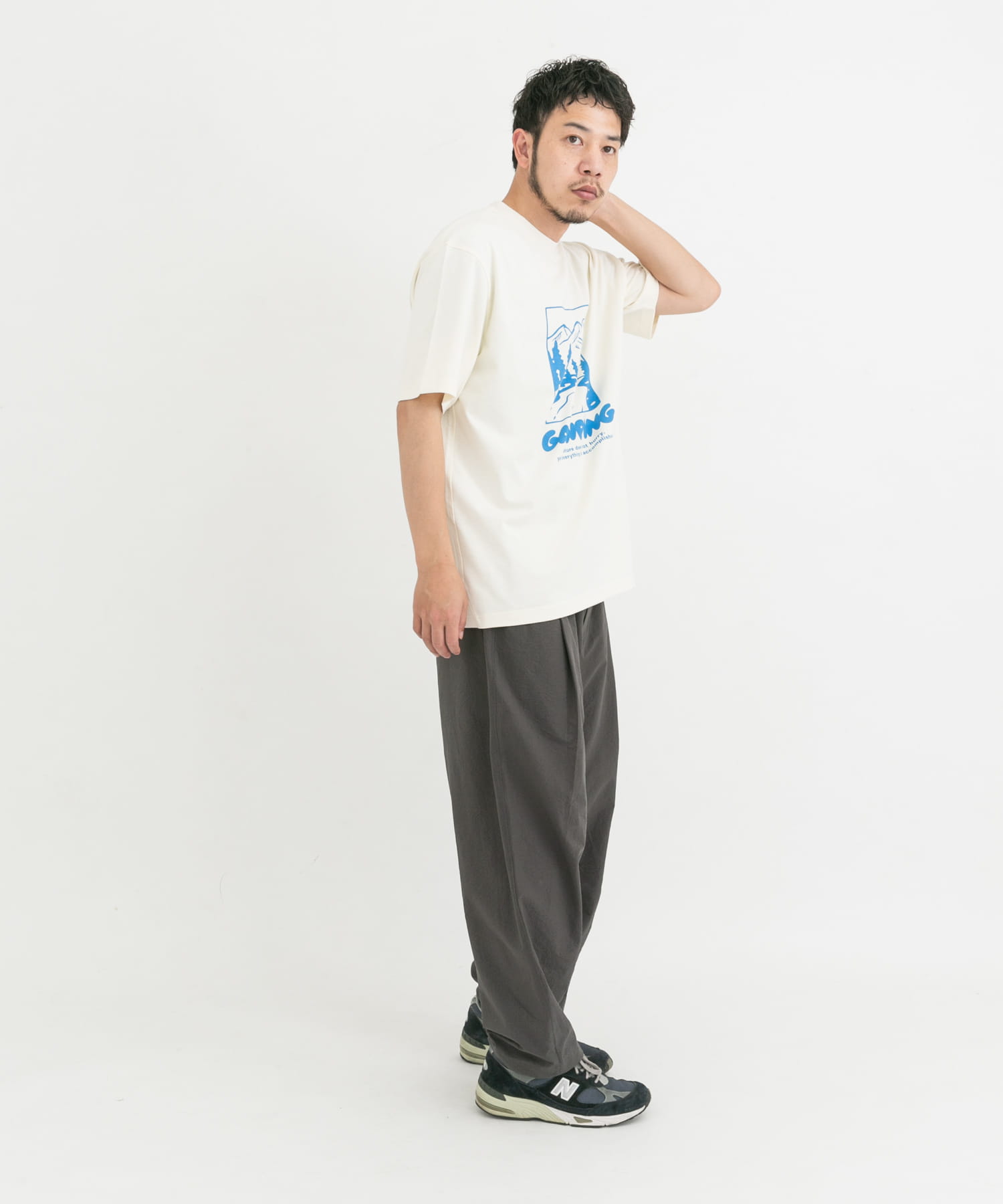 オフホワイト