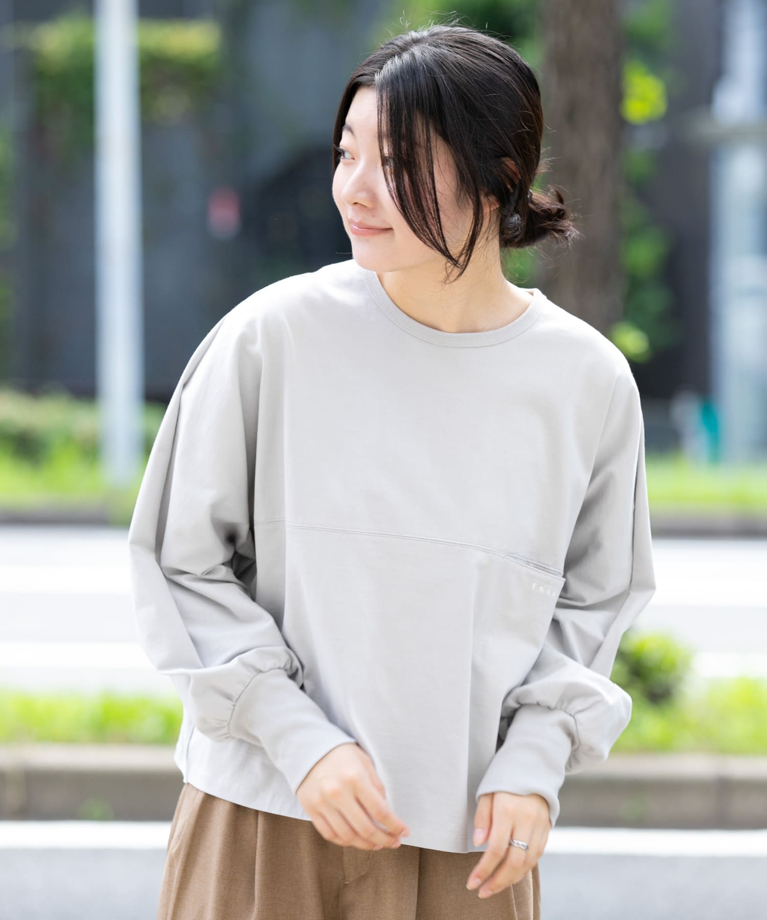 ライトグレー