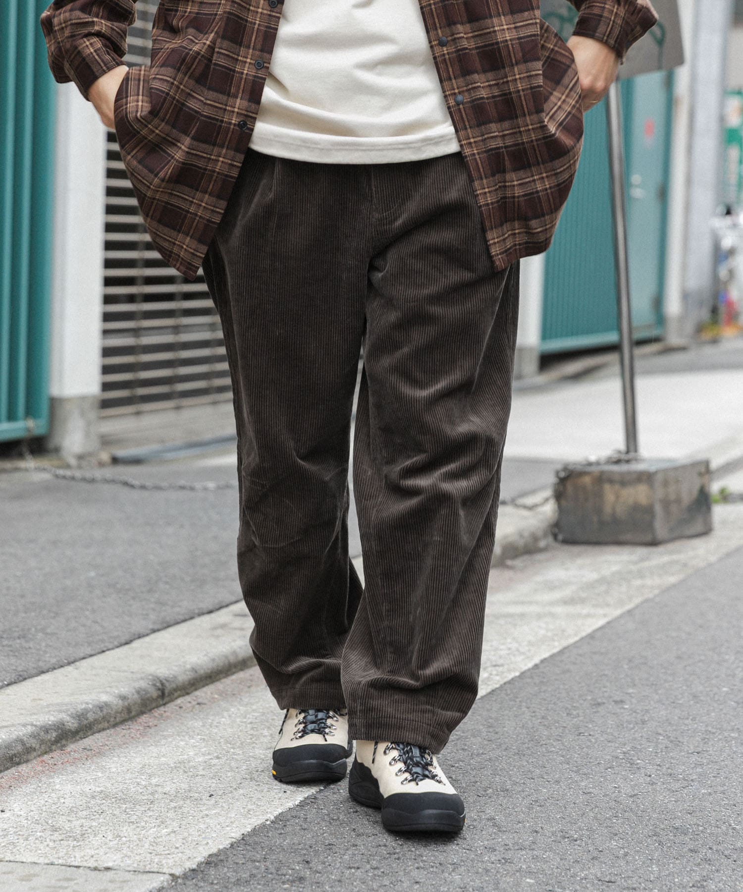 ブラウンカーキ