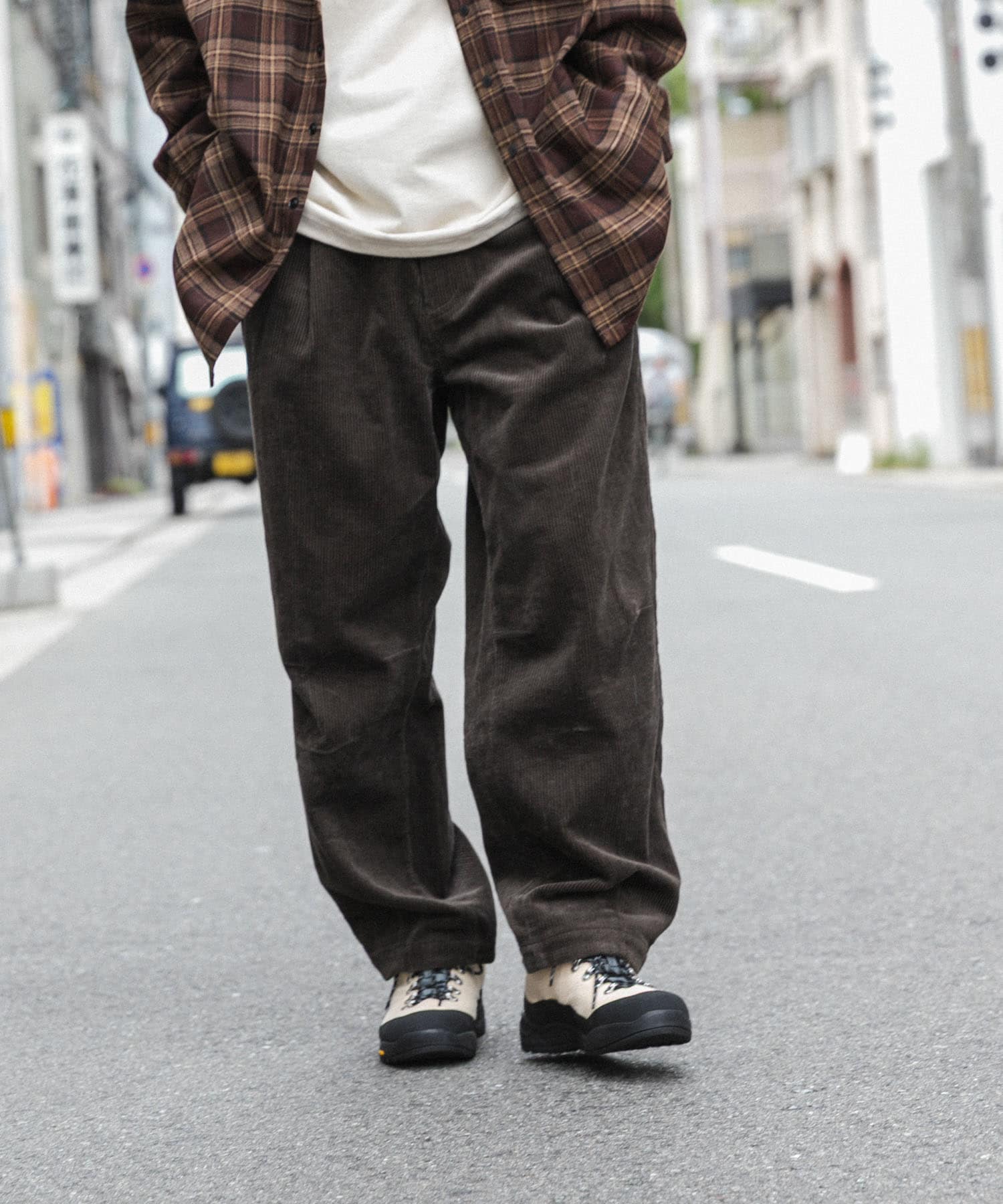 ブラウンカーキ