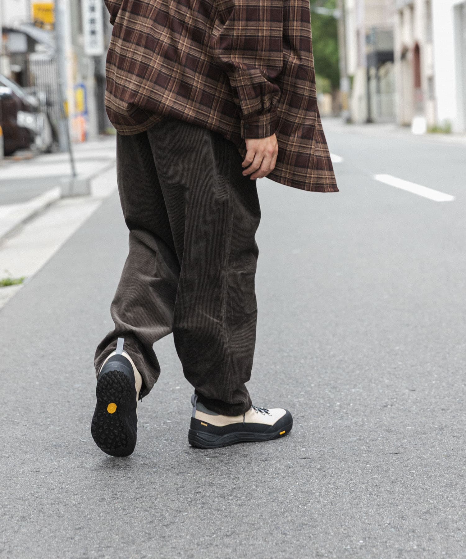 ブラウンカーキ