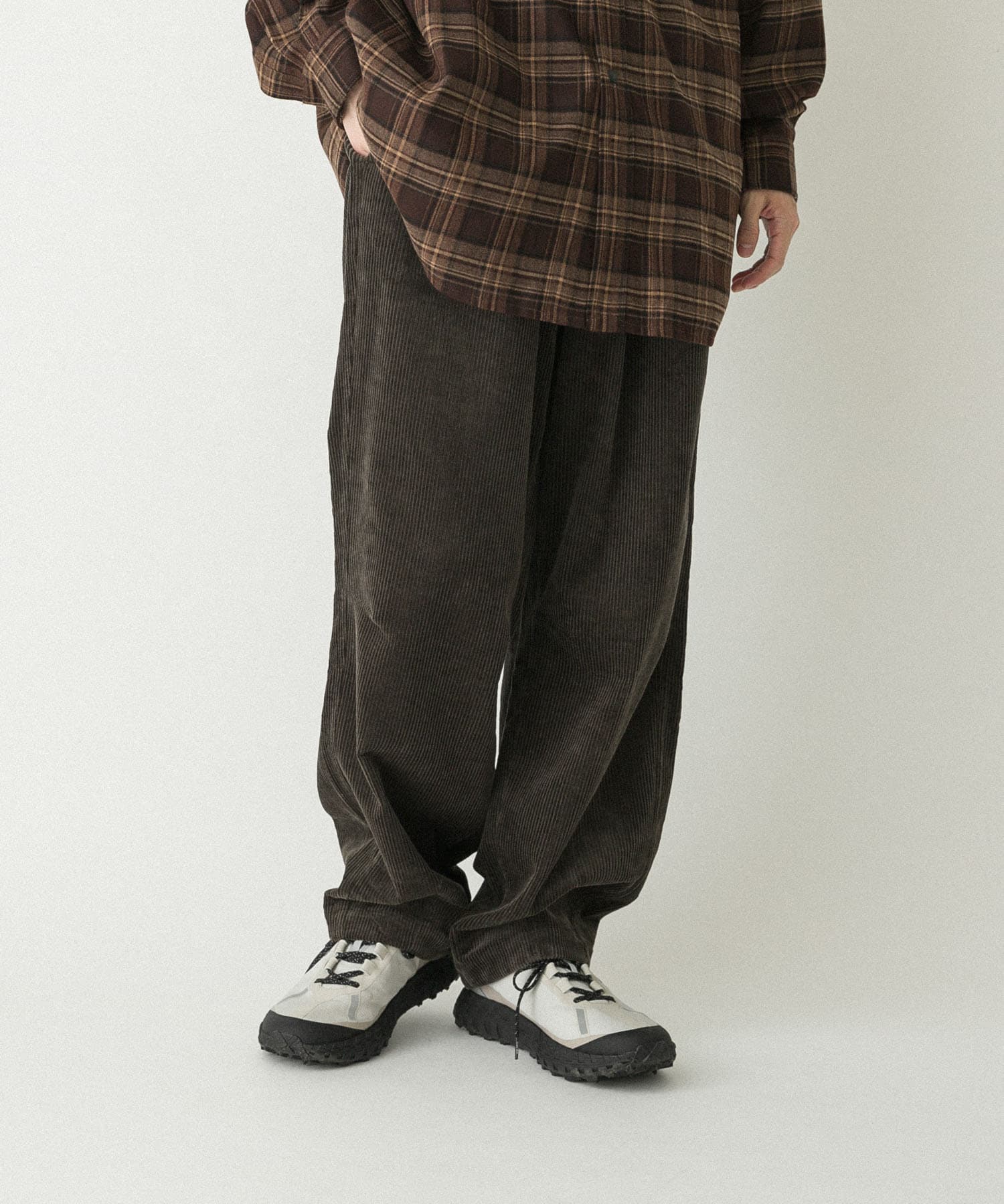 ブラウンカーキ