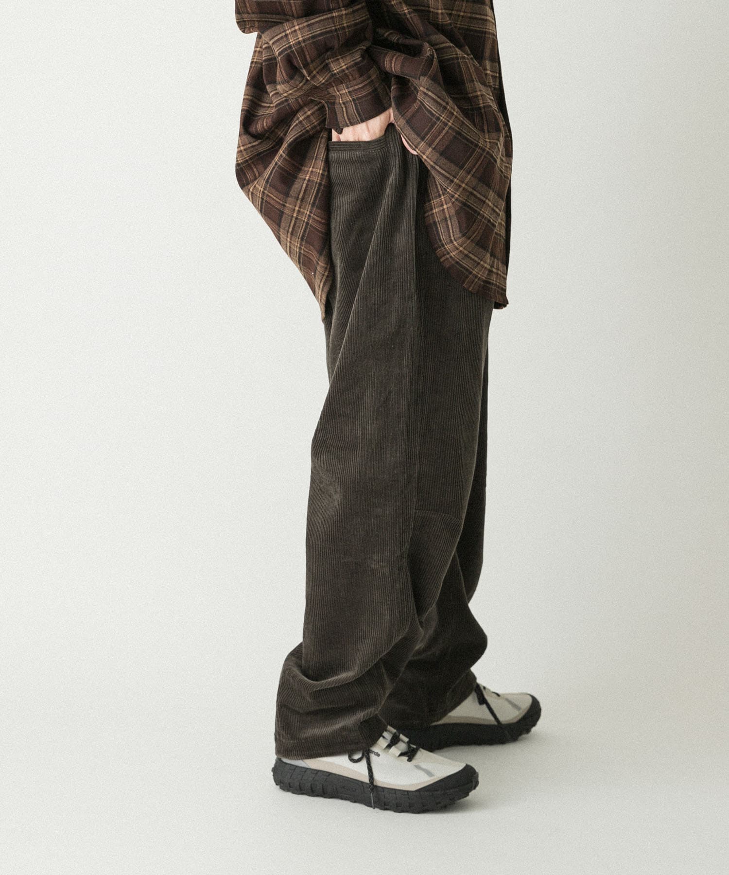 『UR TECH』コーデュロイトラウザー ブラウンカーキ L