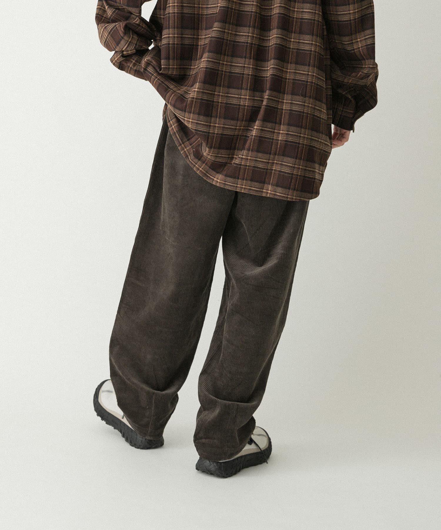 ブラウンカーキ