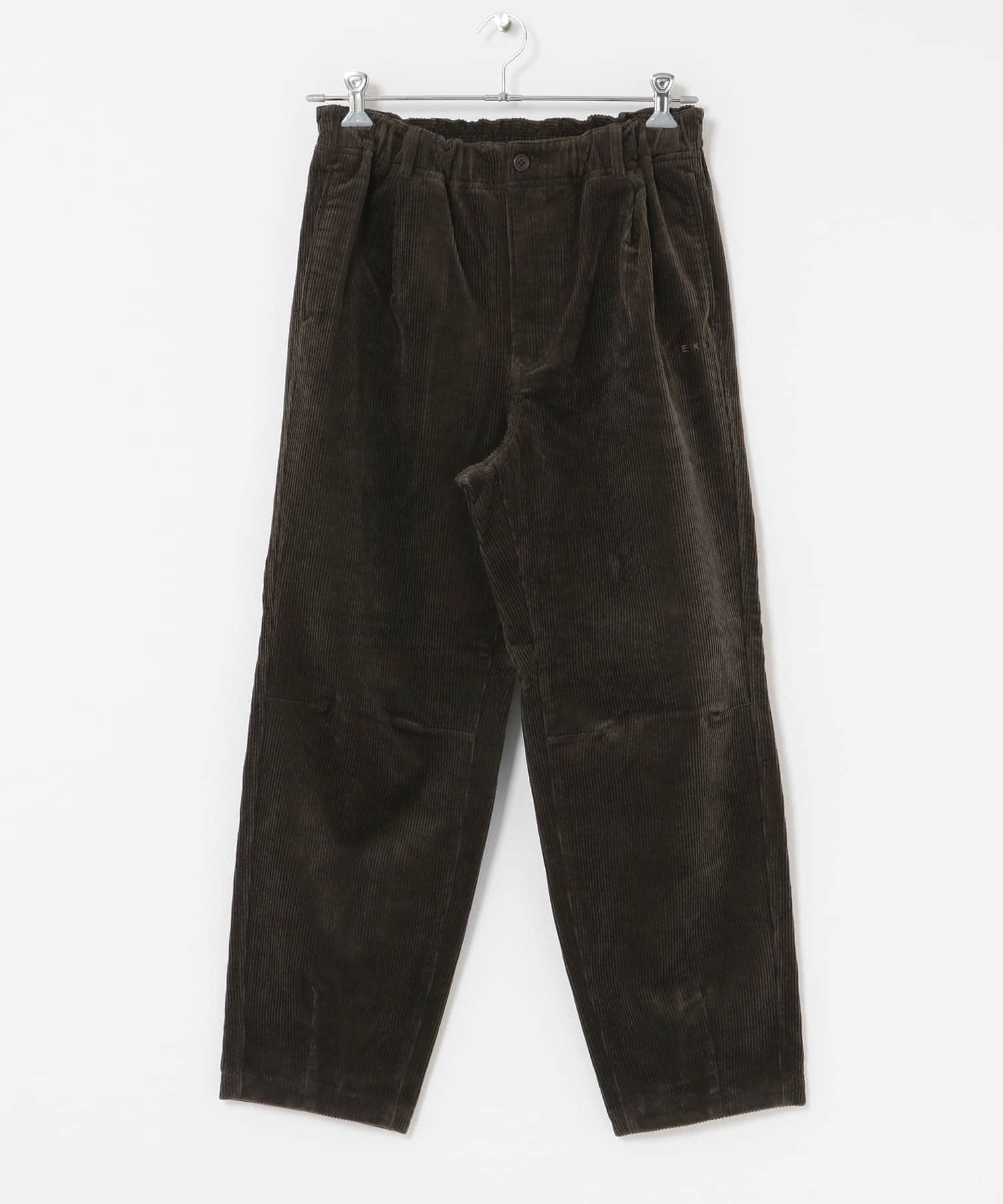 ブラウンカーキ