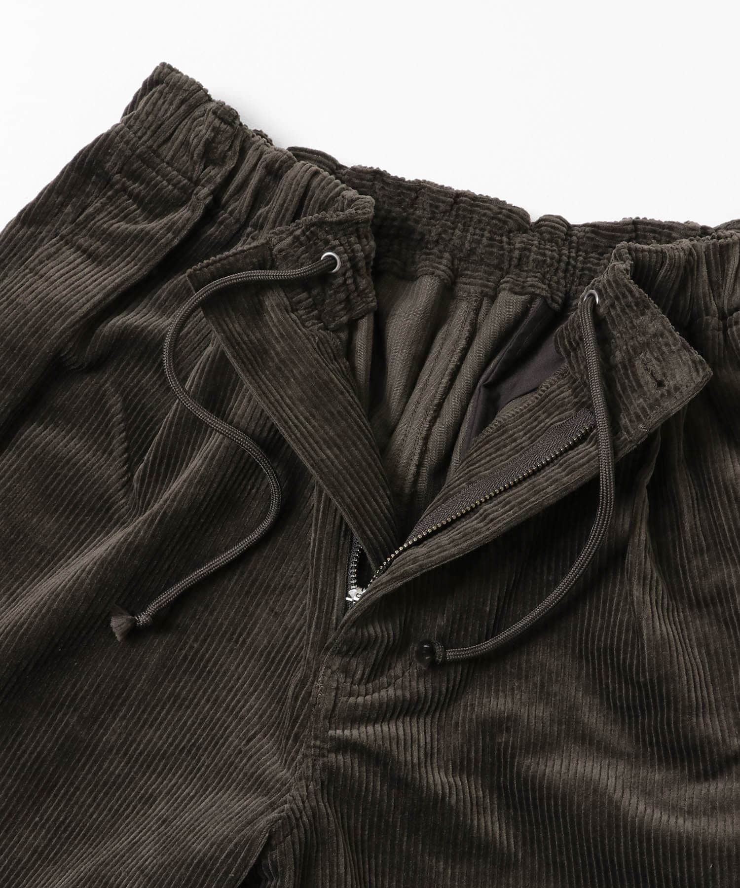 ブラウンカーキ