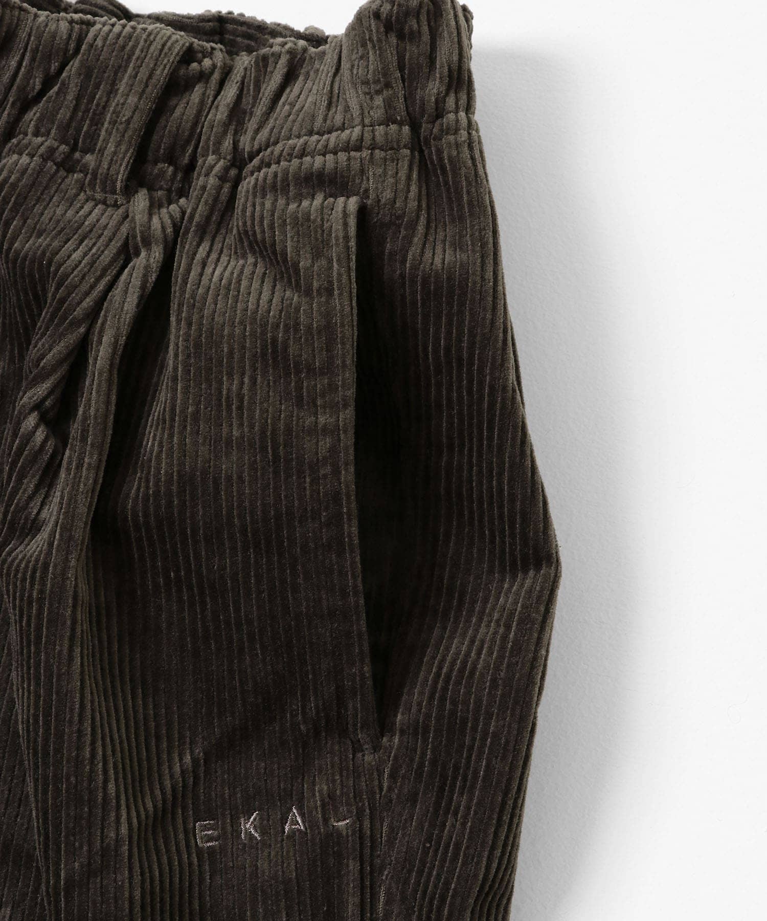 ブラウンカーキ