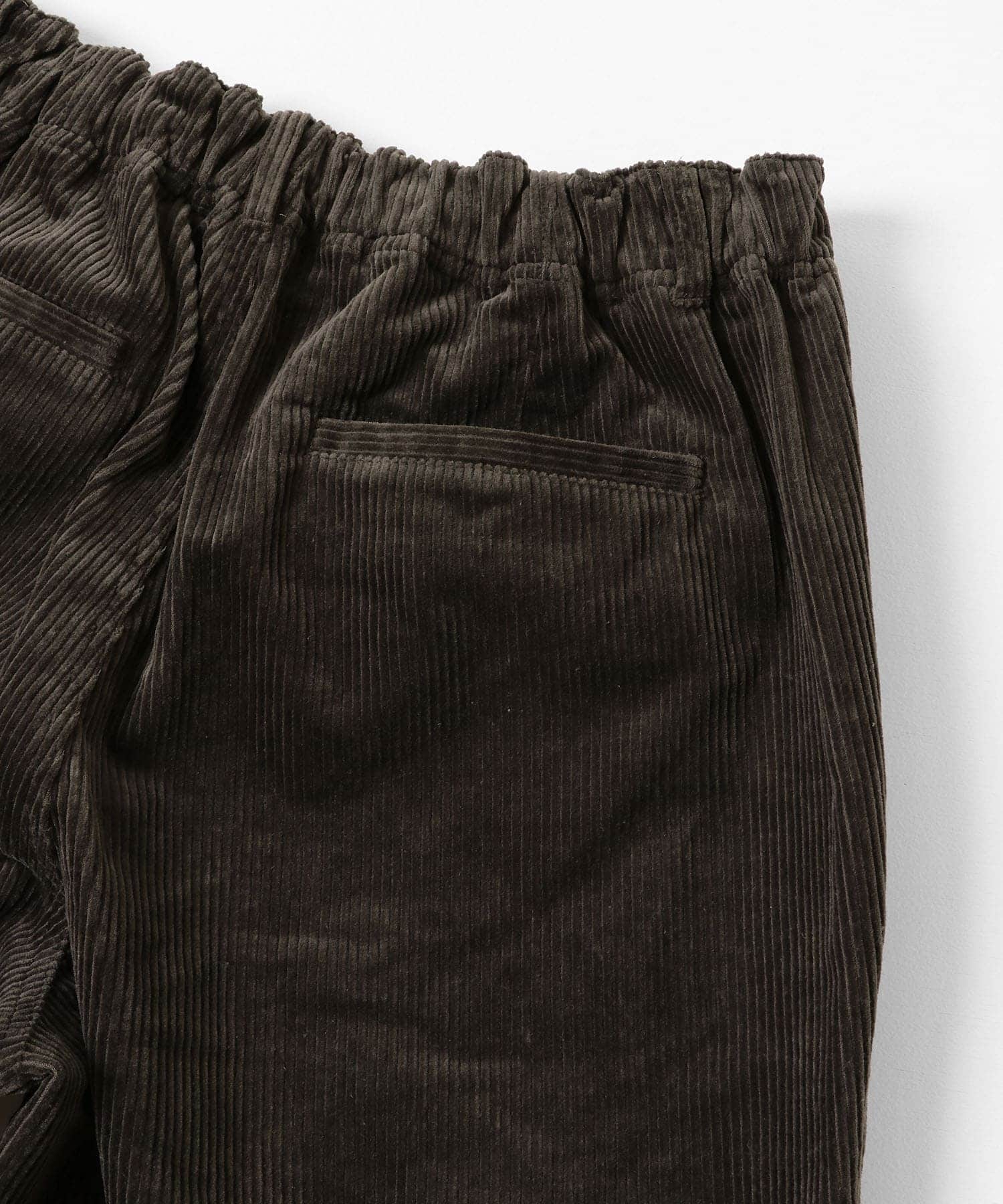 ブラウンカーキ