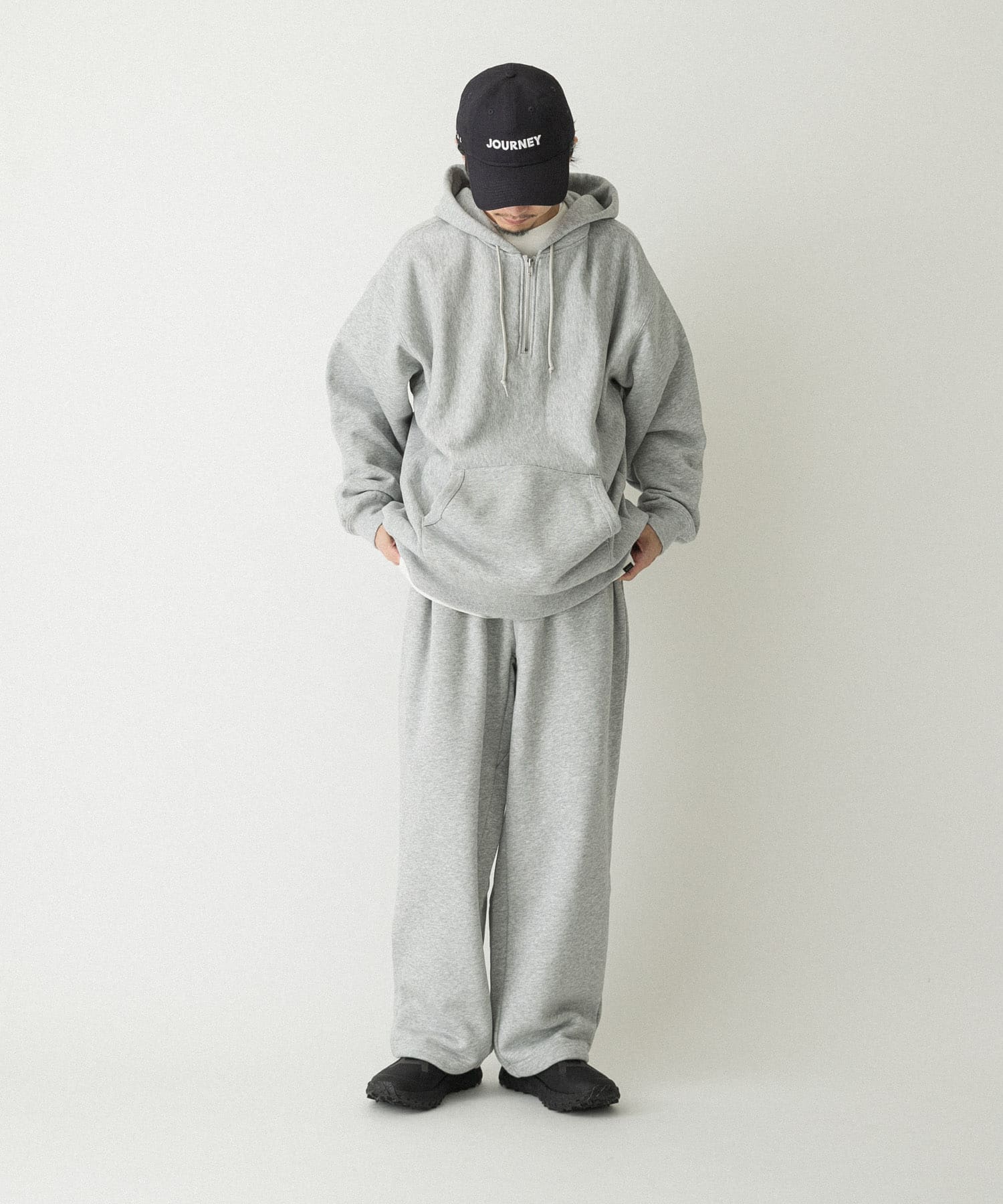 グレー