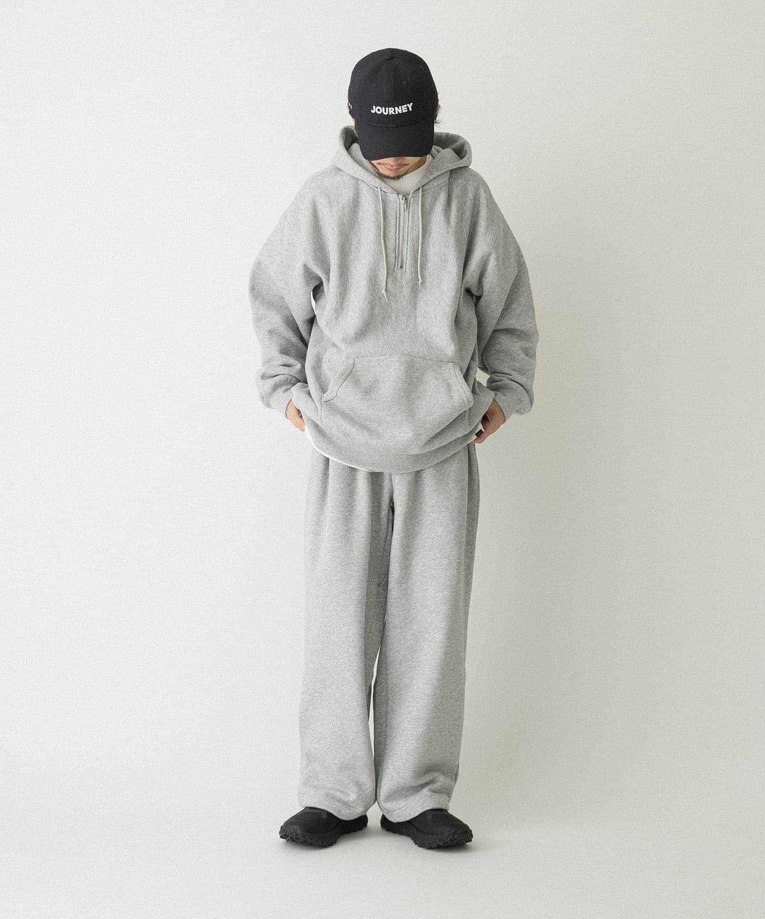 グレー