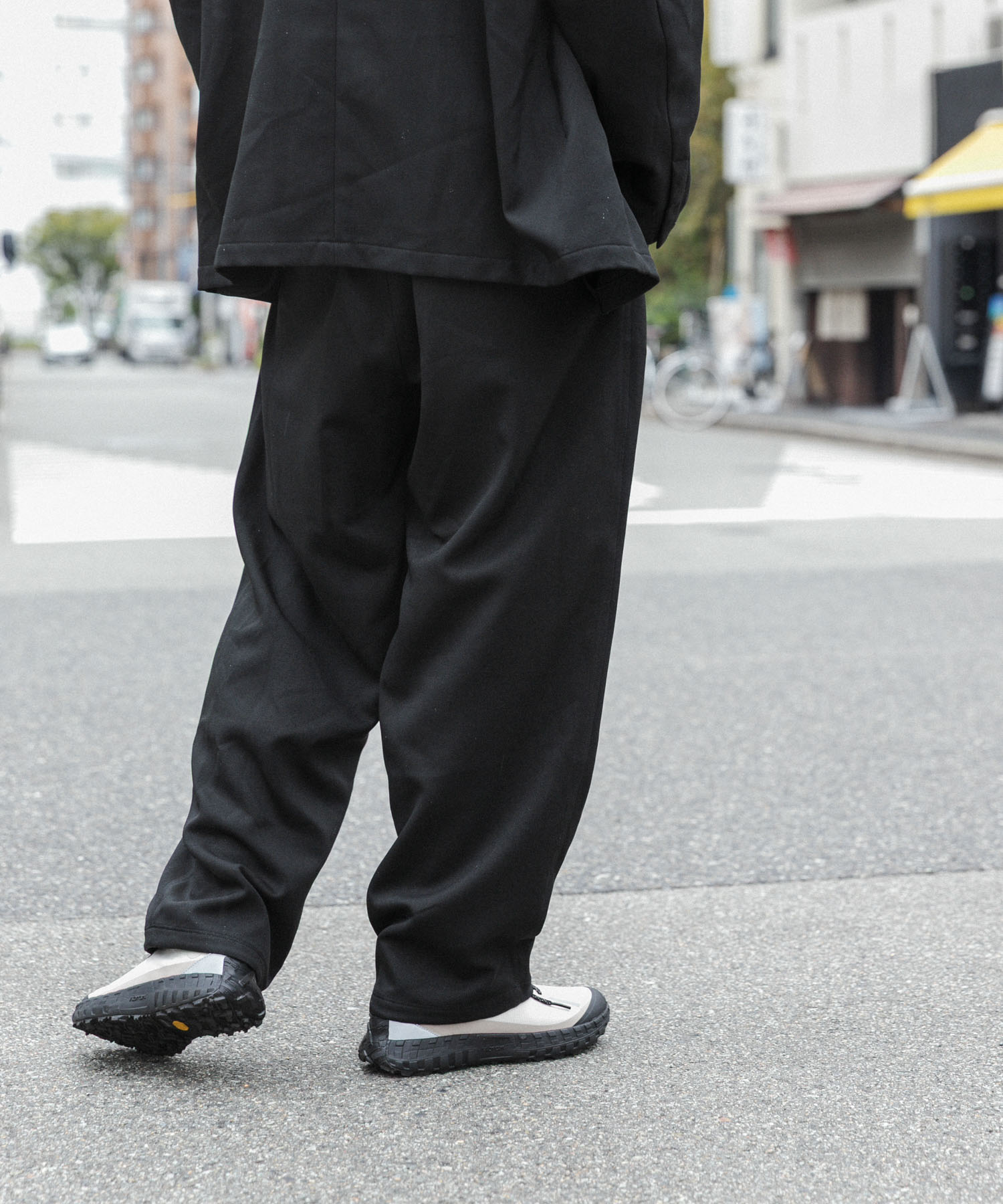 ブラック