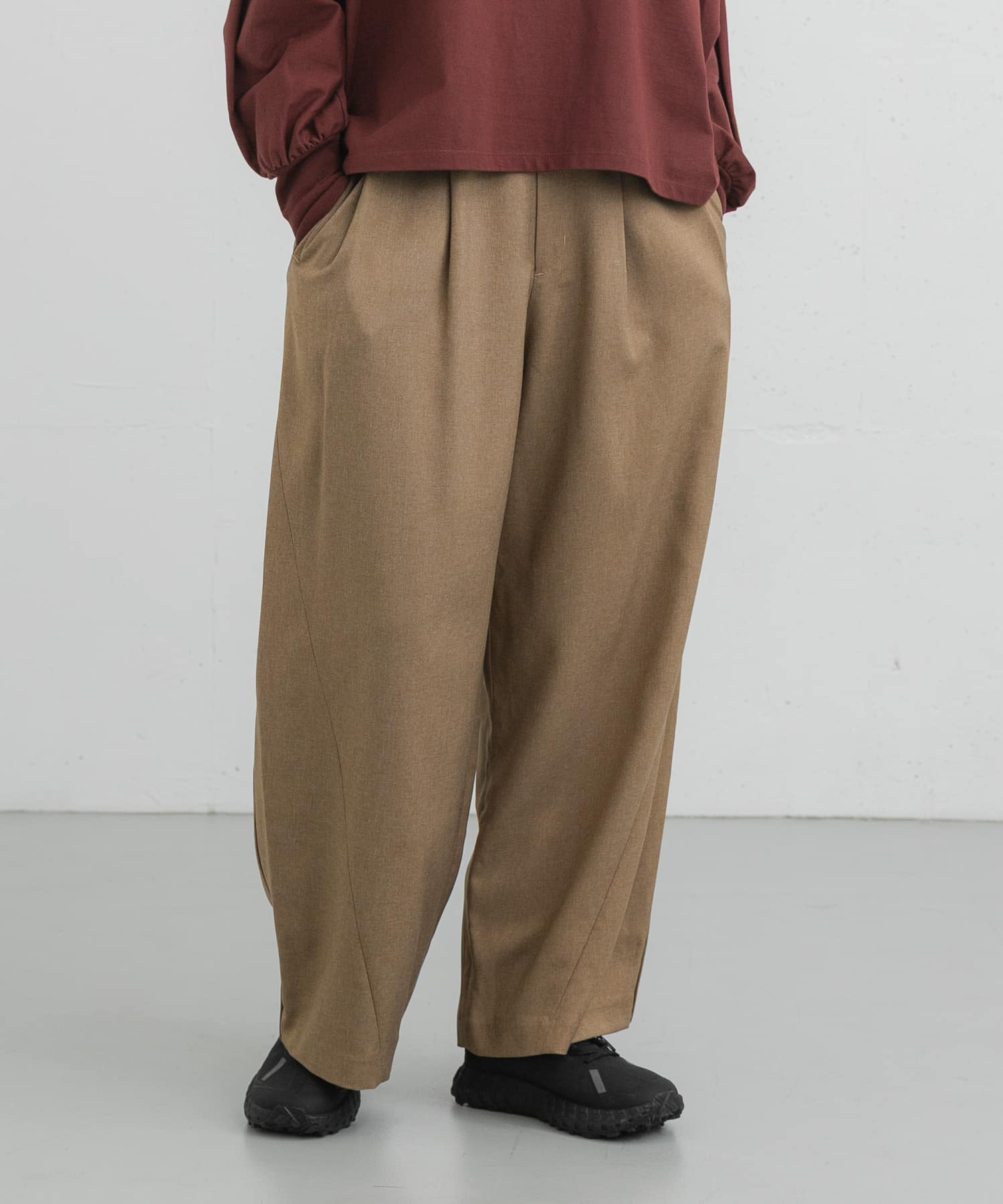 タックカーブラインパンツ