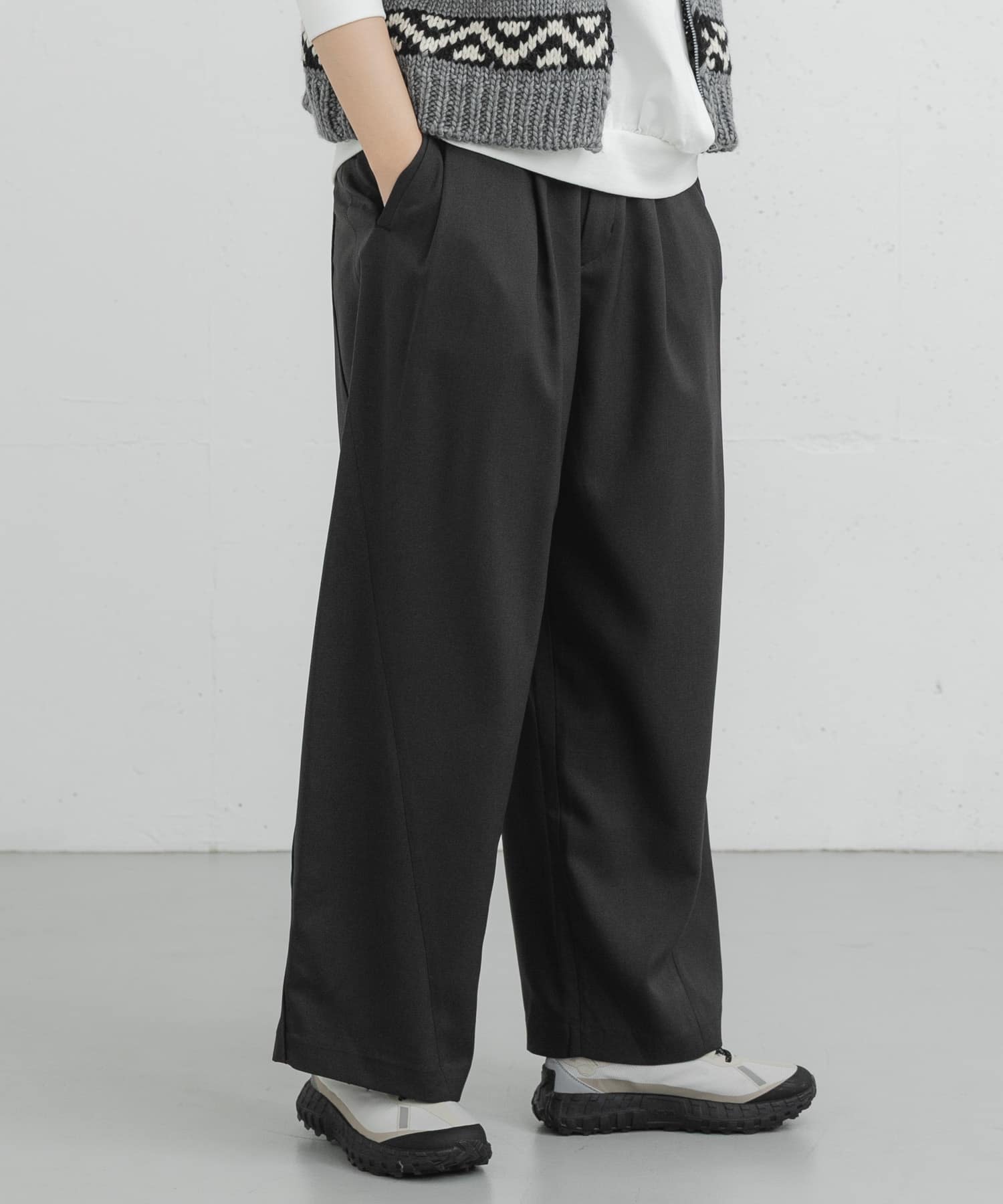 タックカーブラインパンツ