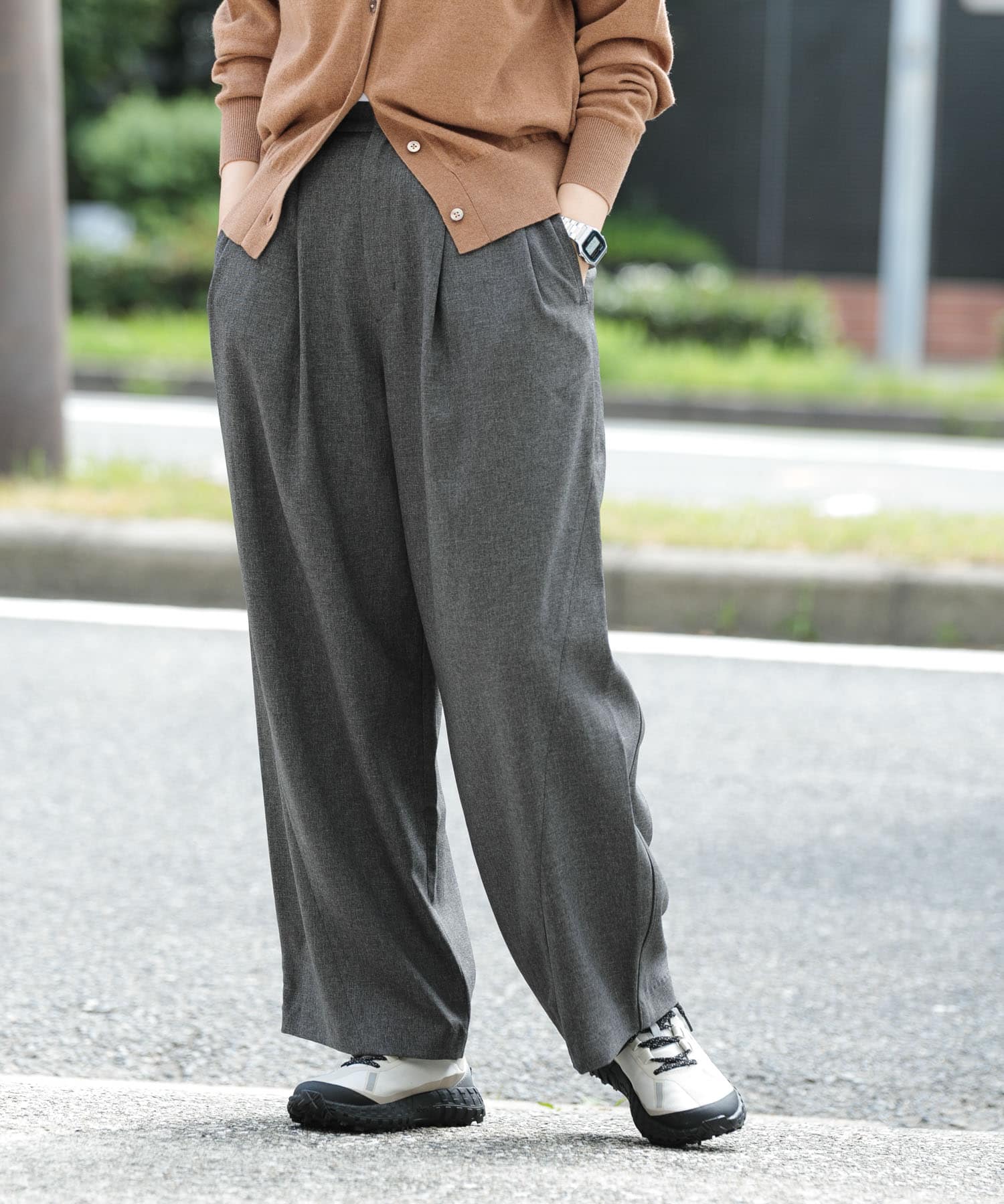 グレー