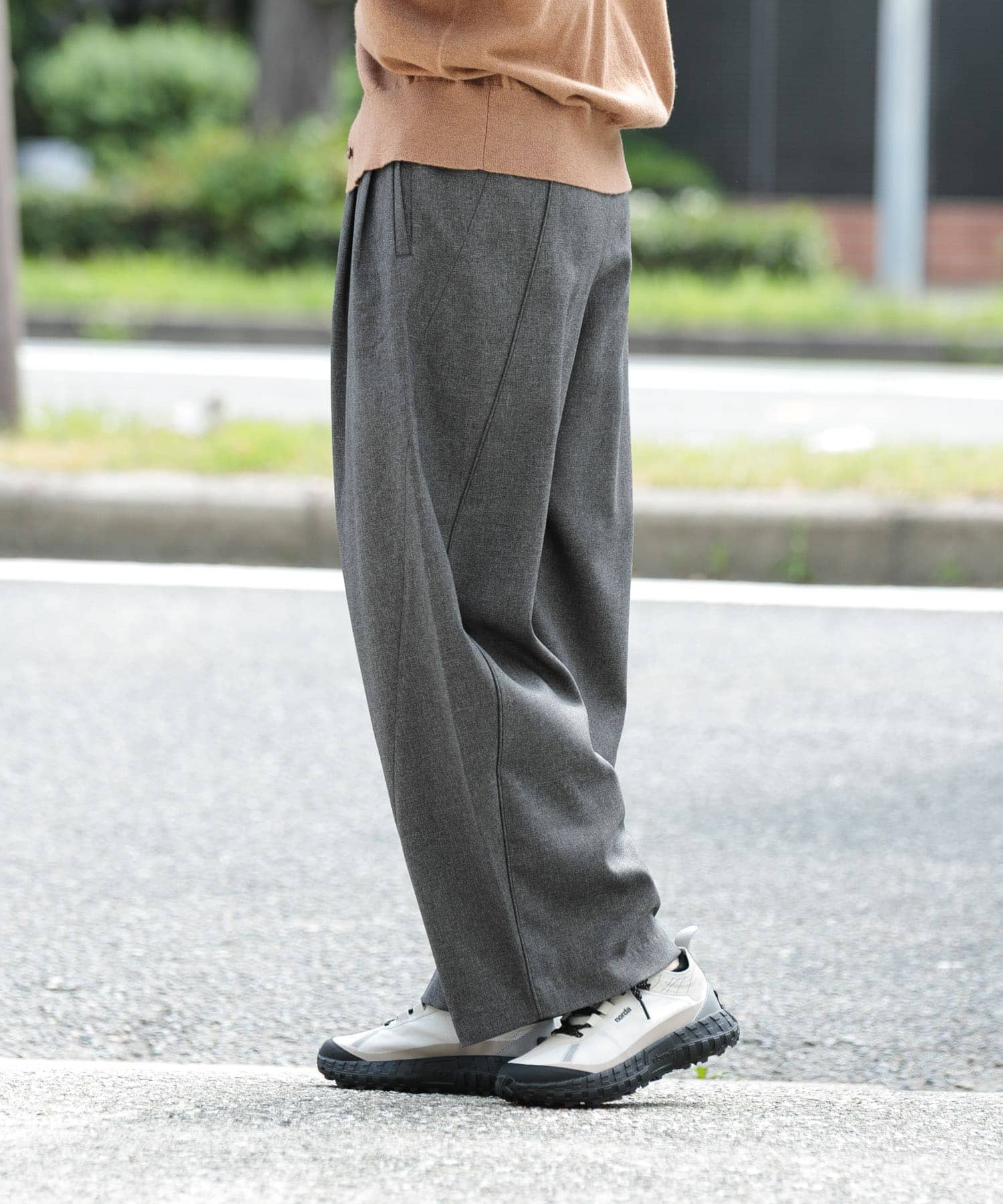 グレー