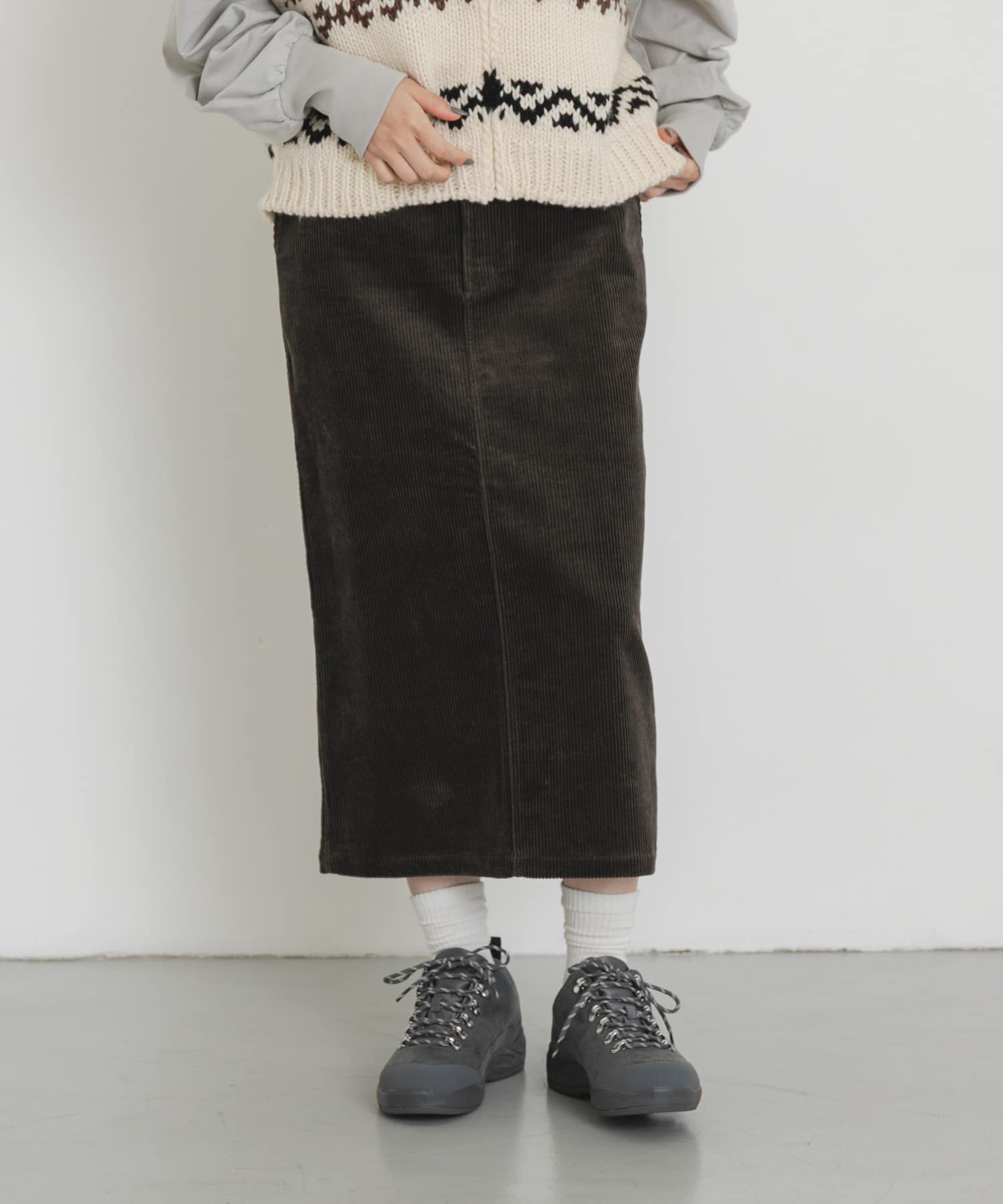 ブラウンカーキ