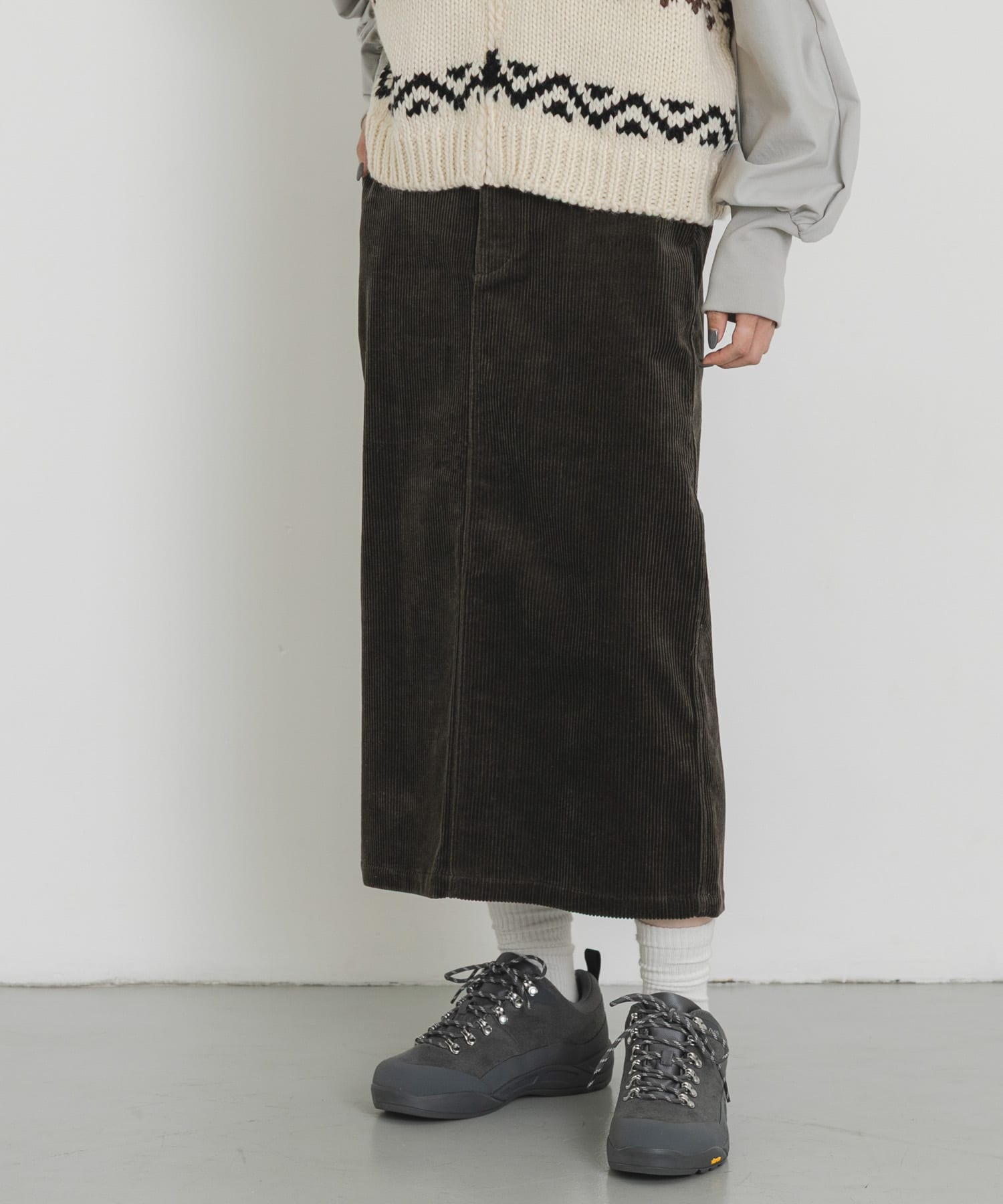 ブラウンカーキ