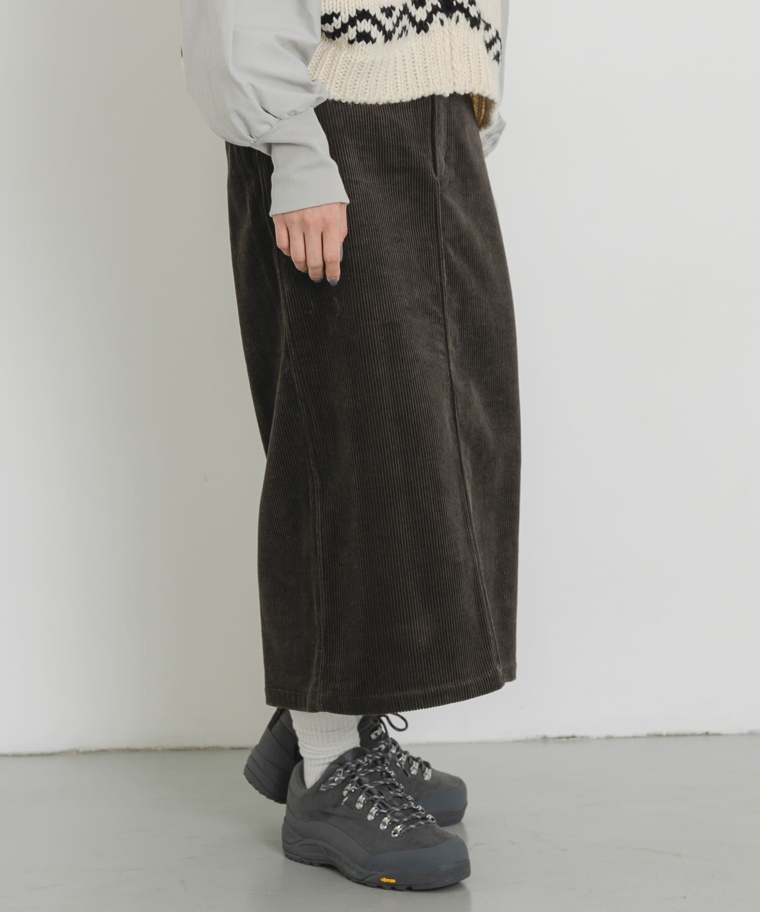 ブラウンカーキ