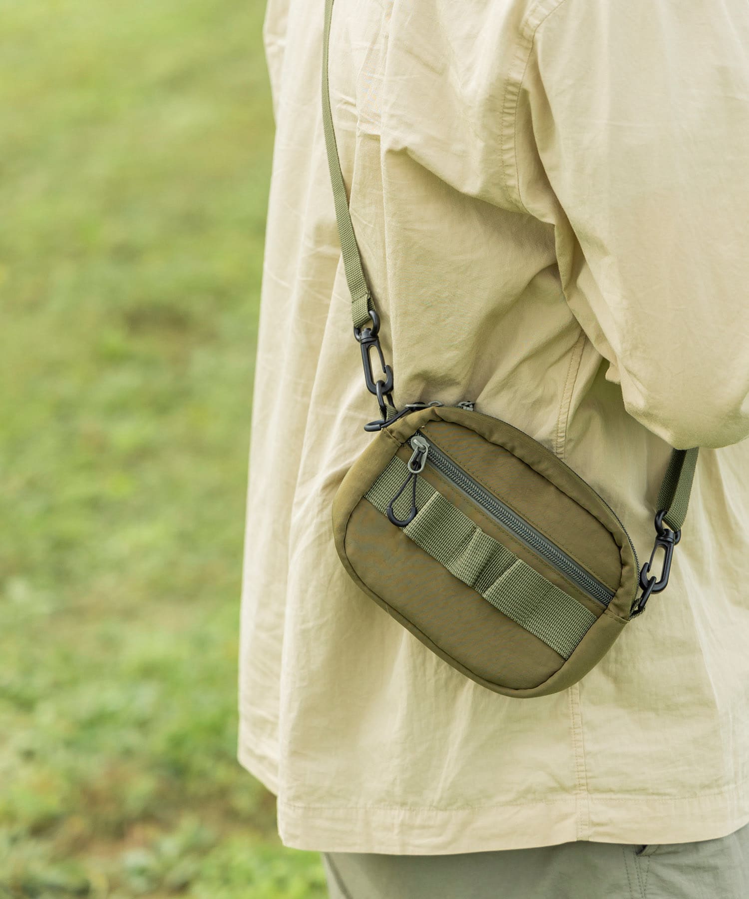 TINY GARDEN PRODUCTS ラウンドショルダーポーチ(one KHAKI): バッグ
