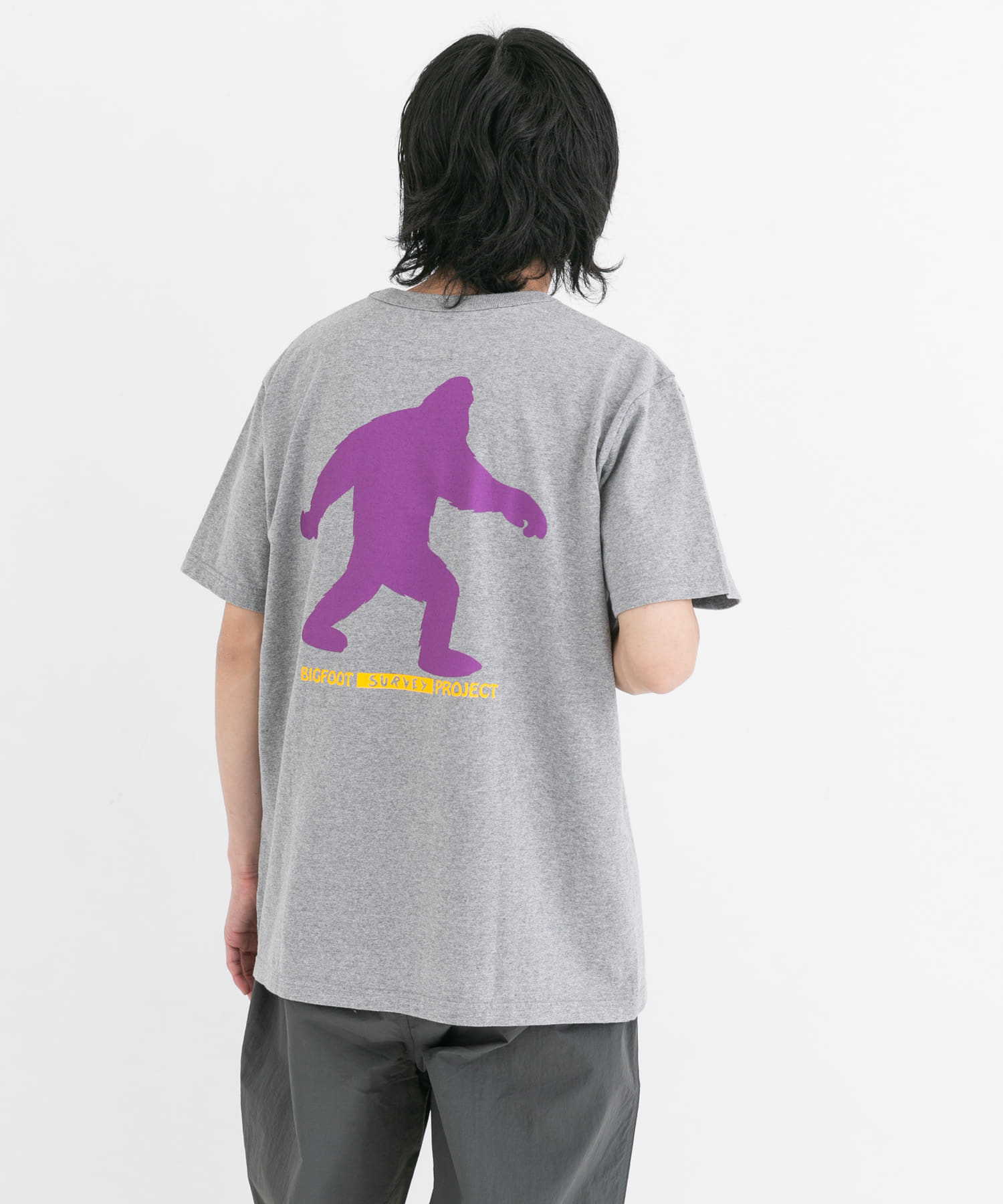 グレー