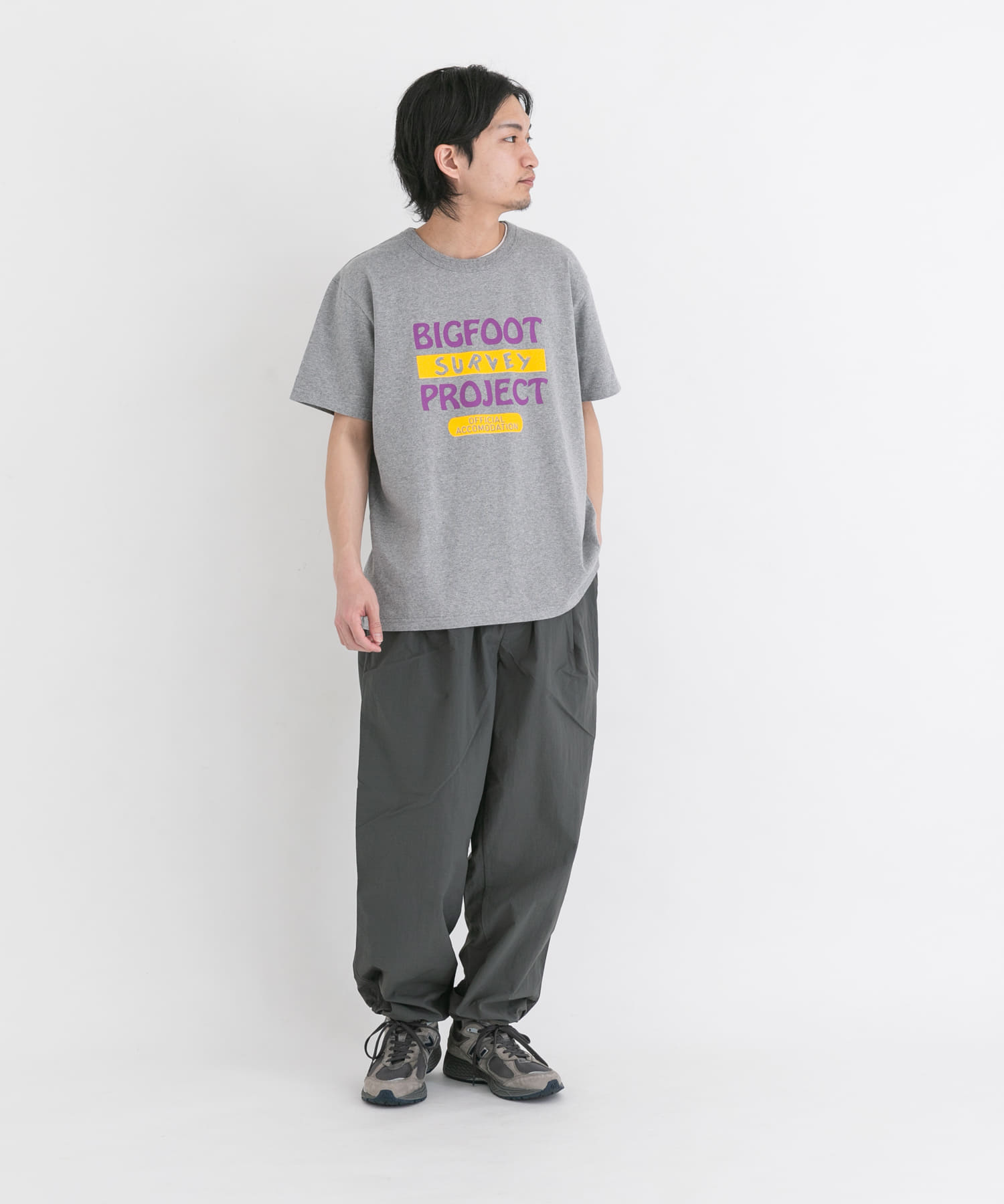 グレー