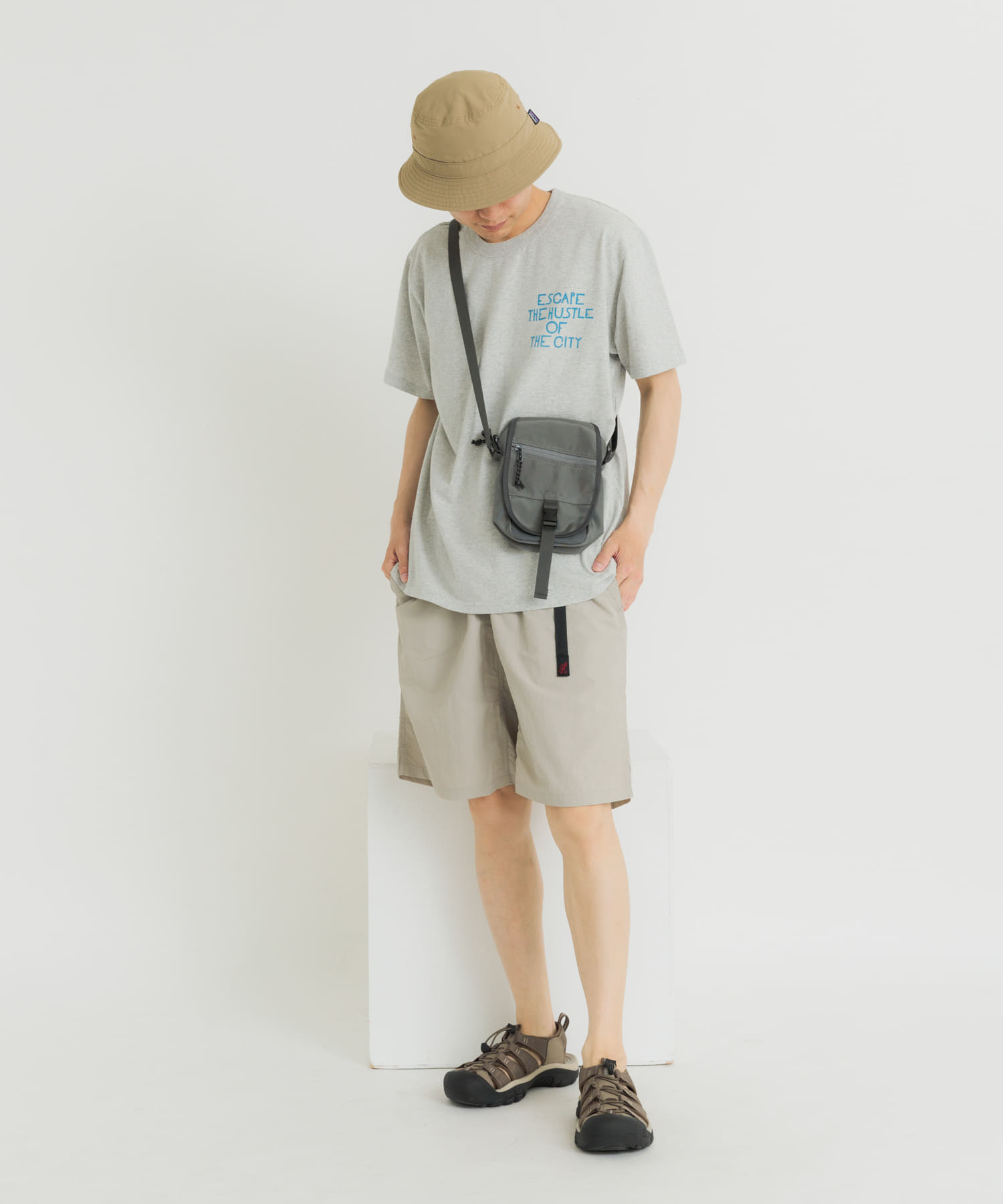 グレー