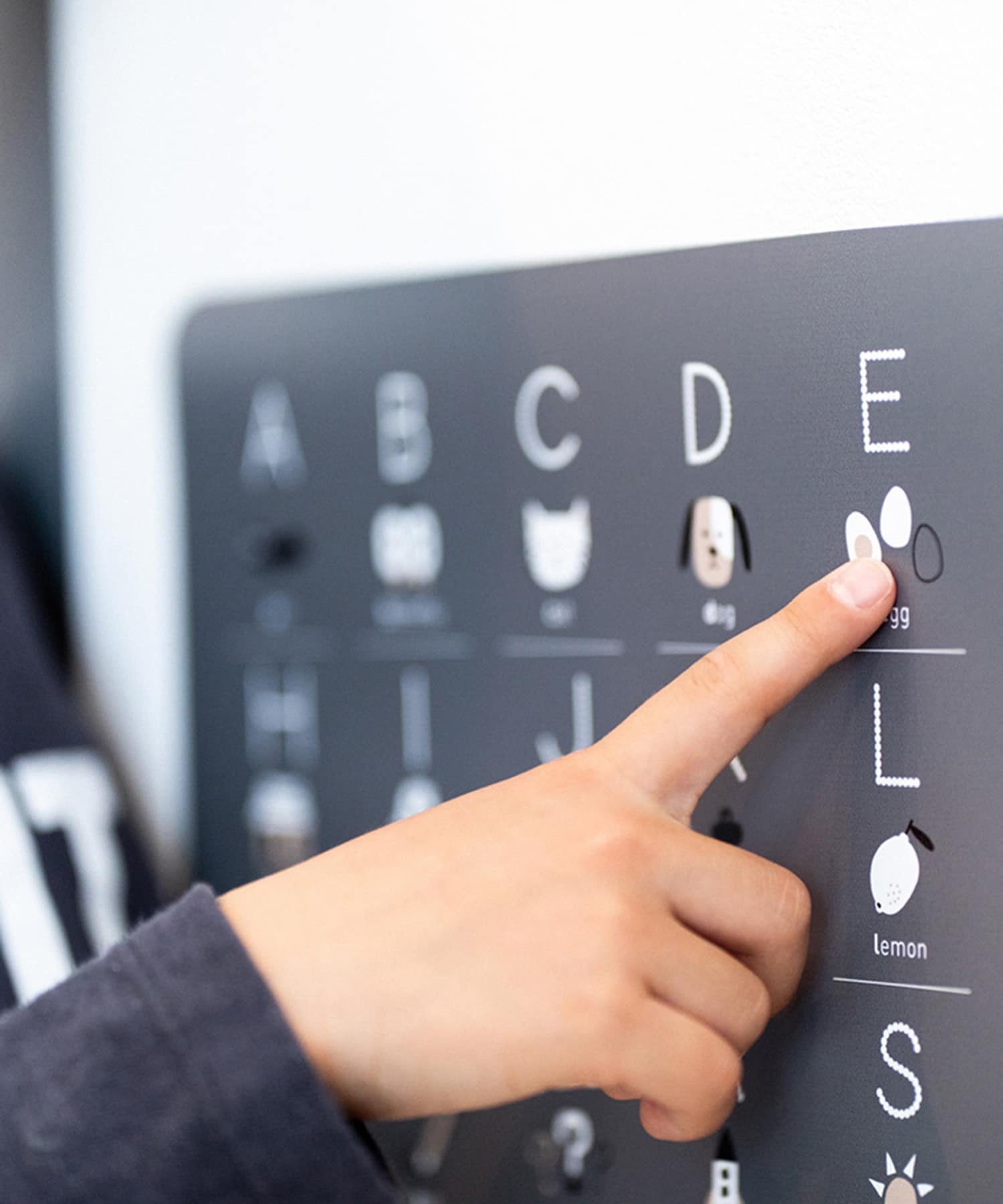 チャコールグレー