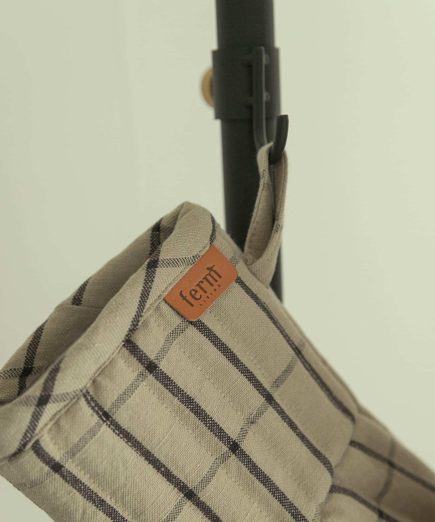 ferm living　HALE YARN-DYED OVEN MITT SAND -
