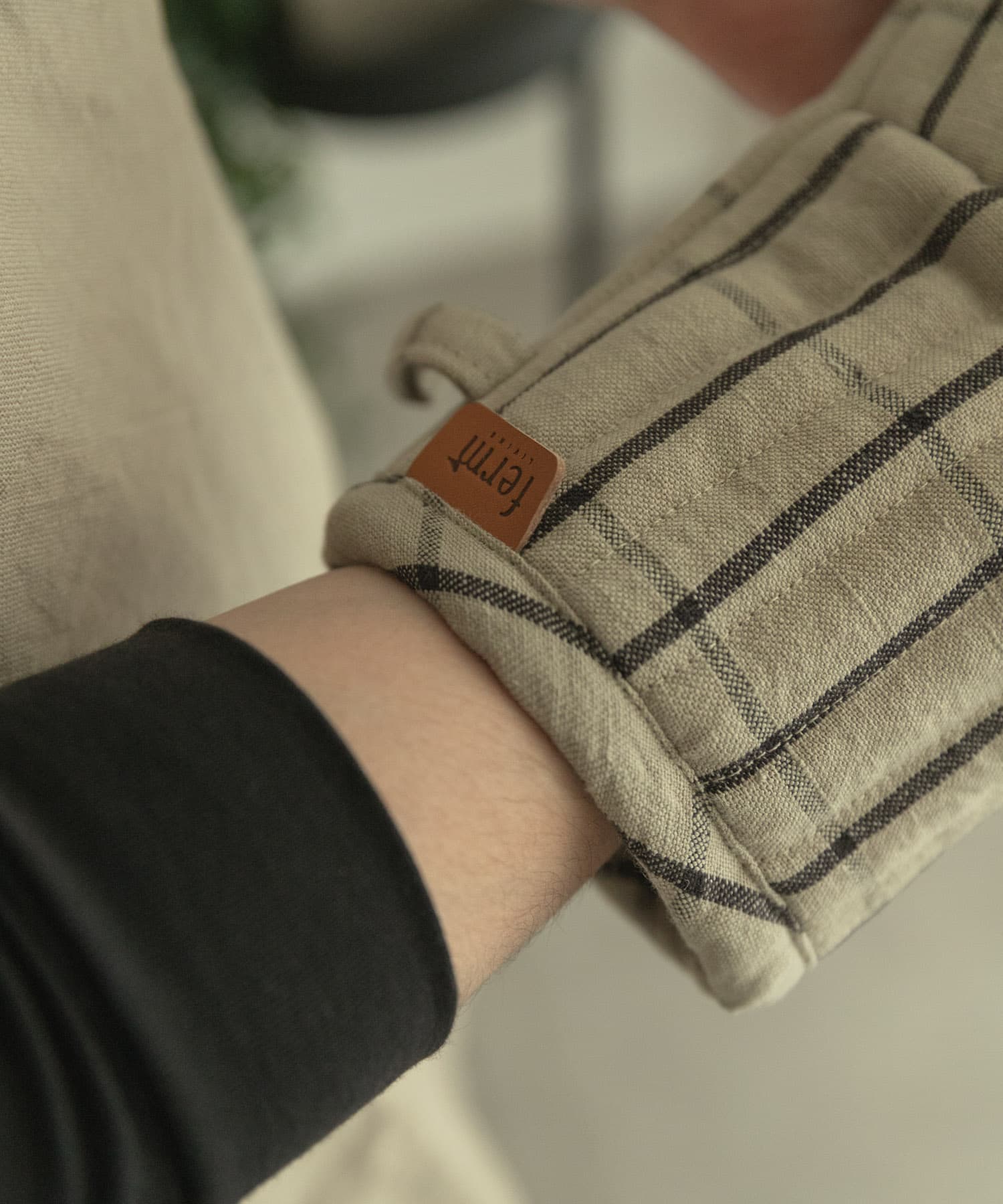 ferm living　HALE YARN-DYED OVEN MITT SAND -
