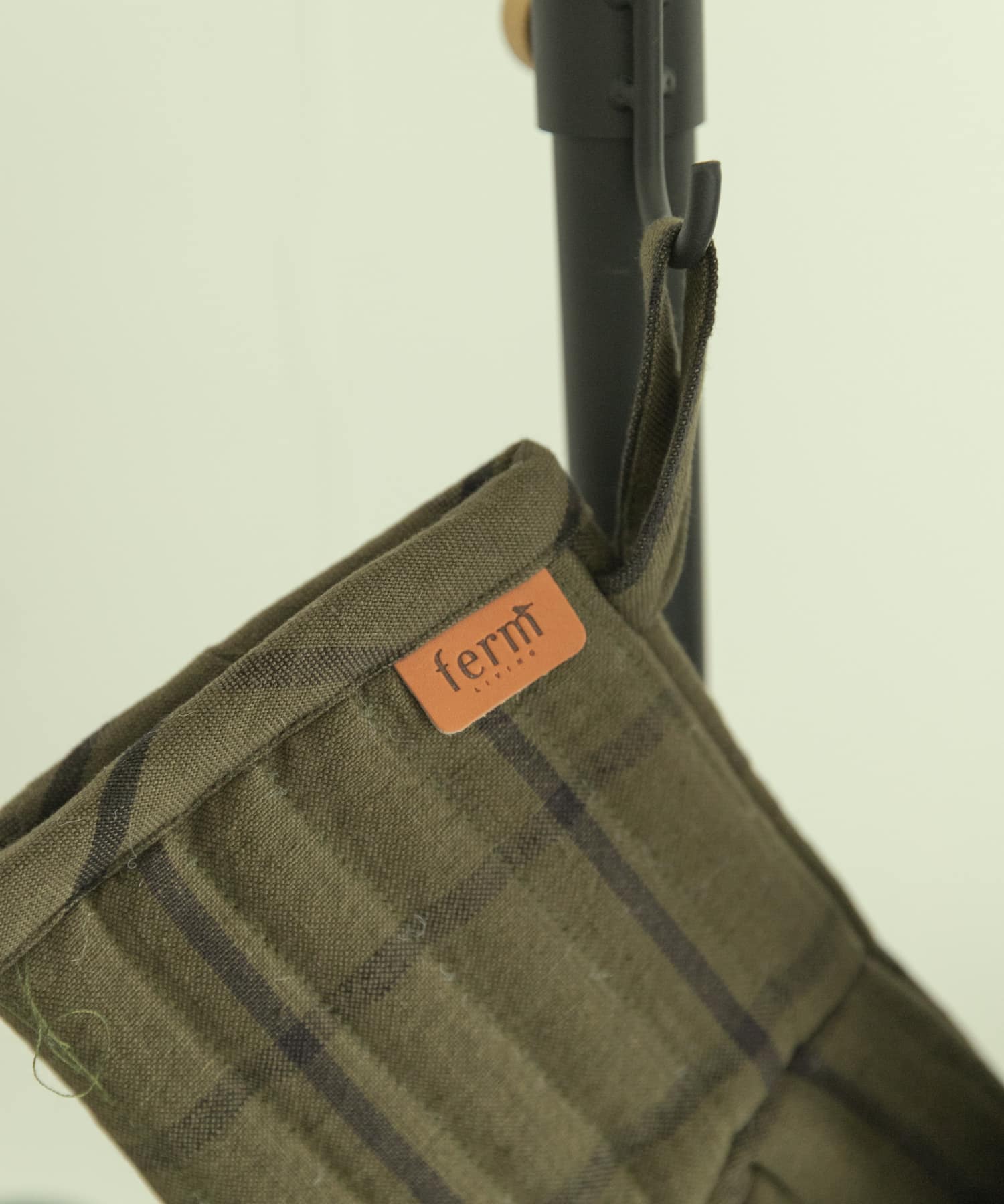 ferm living　HALE YARN-DYED OVEN MITT GREEN BLK -