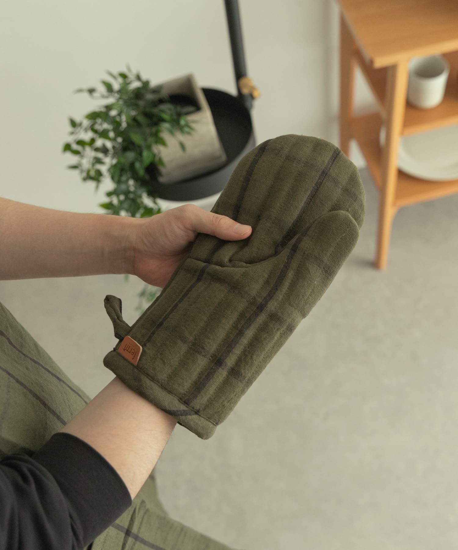 ferm living　HALE YARN-DYED OVEN MITT GREEN BLK -
