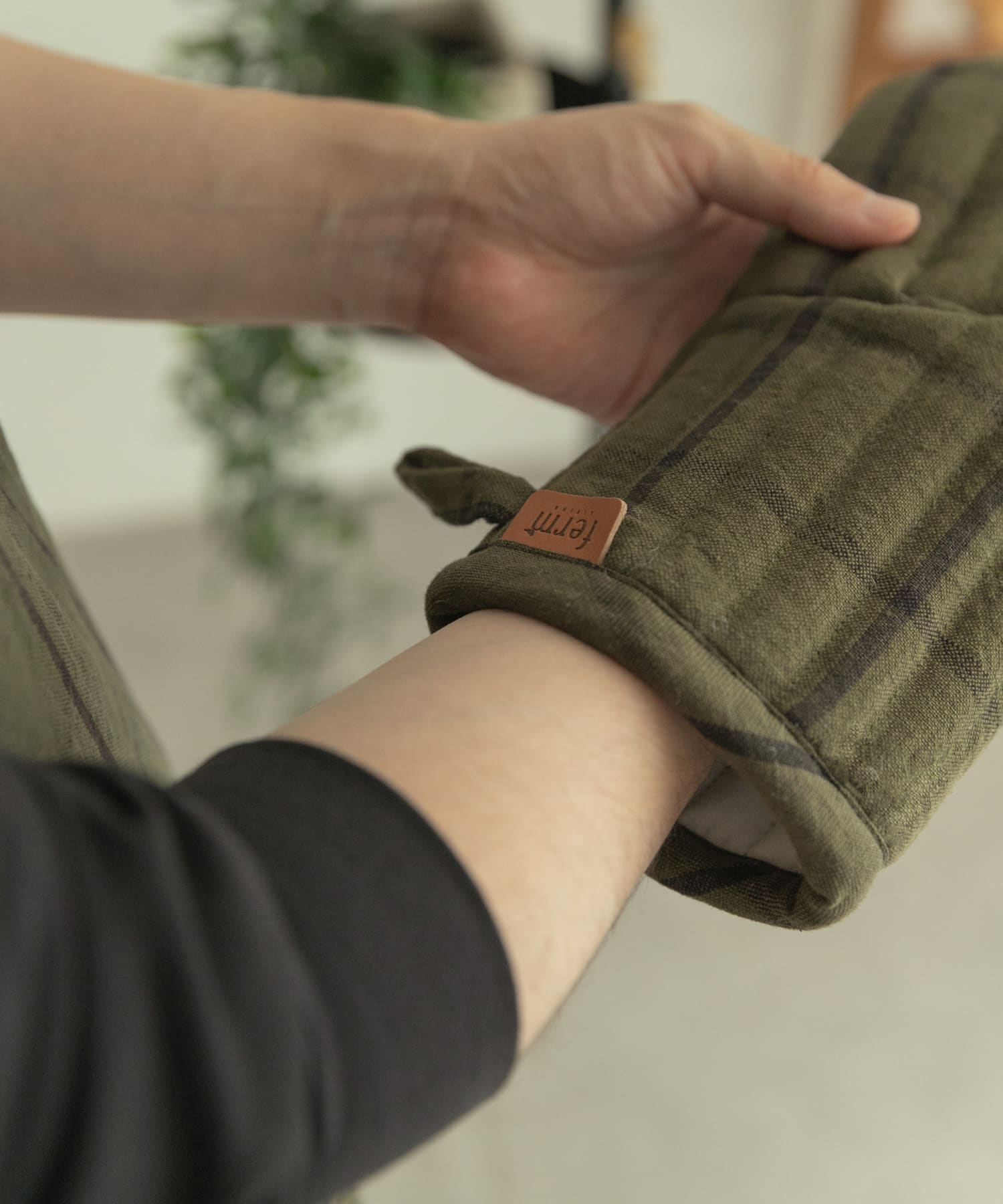 ferm living　HALE YARN-DYED OVEN MITT GREEN BLK -