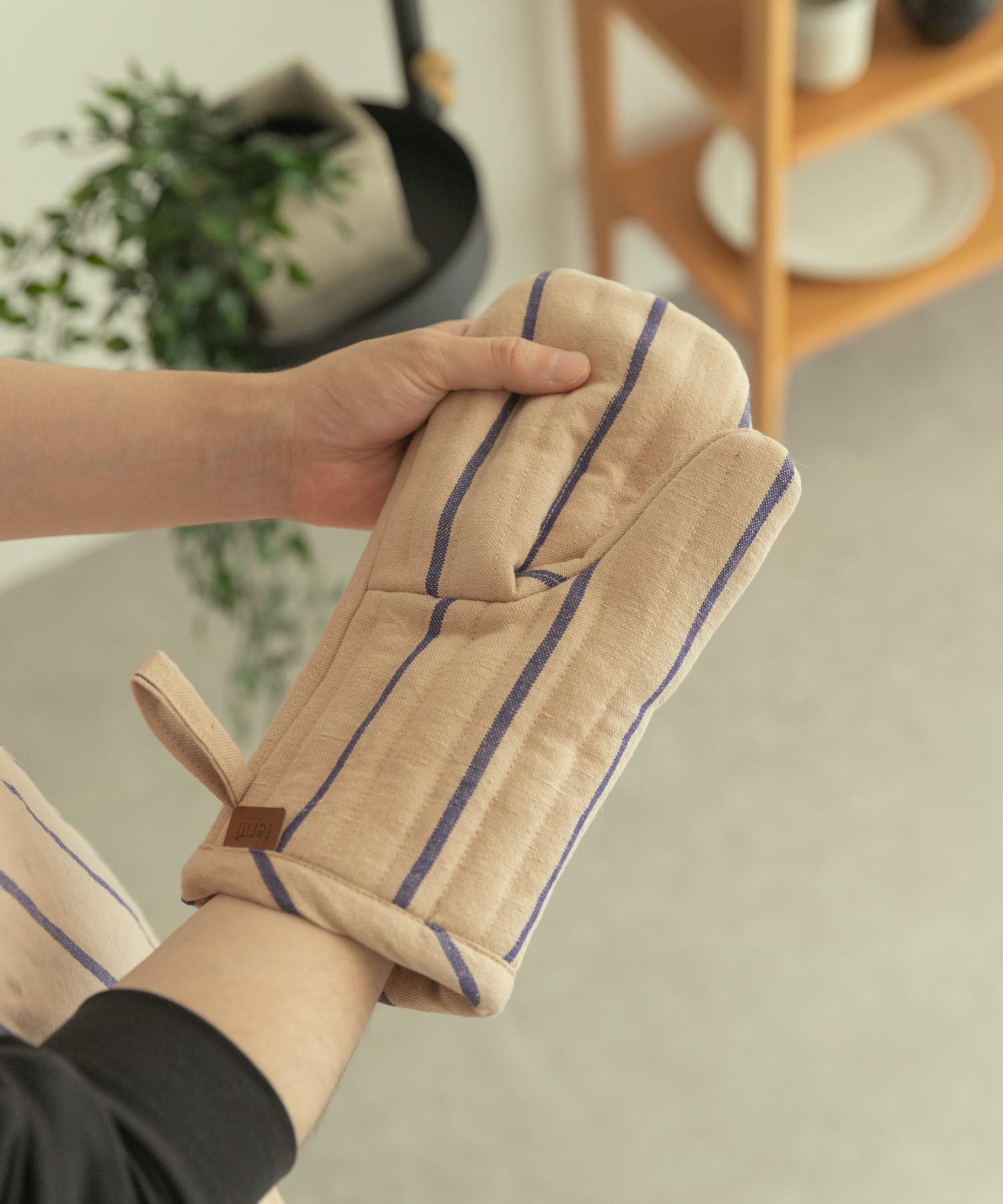 ferm living　HALE YARN-DYED OVEN MITT ROSE BLUE -