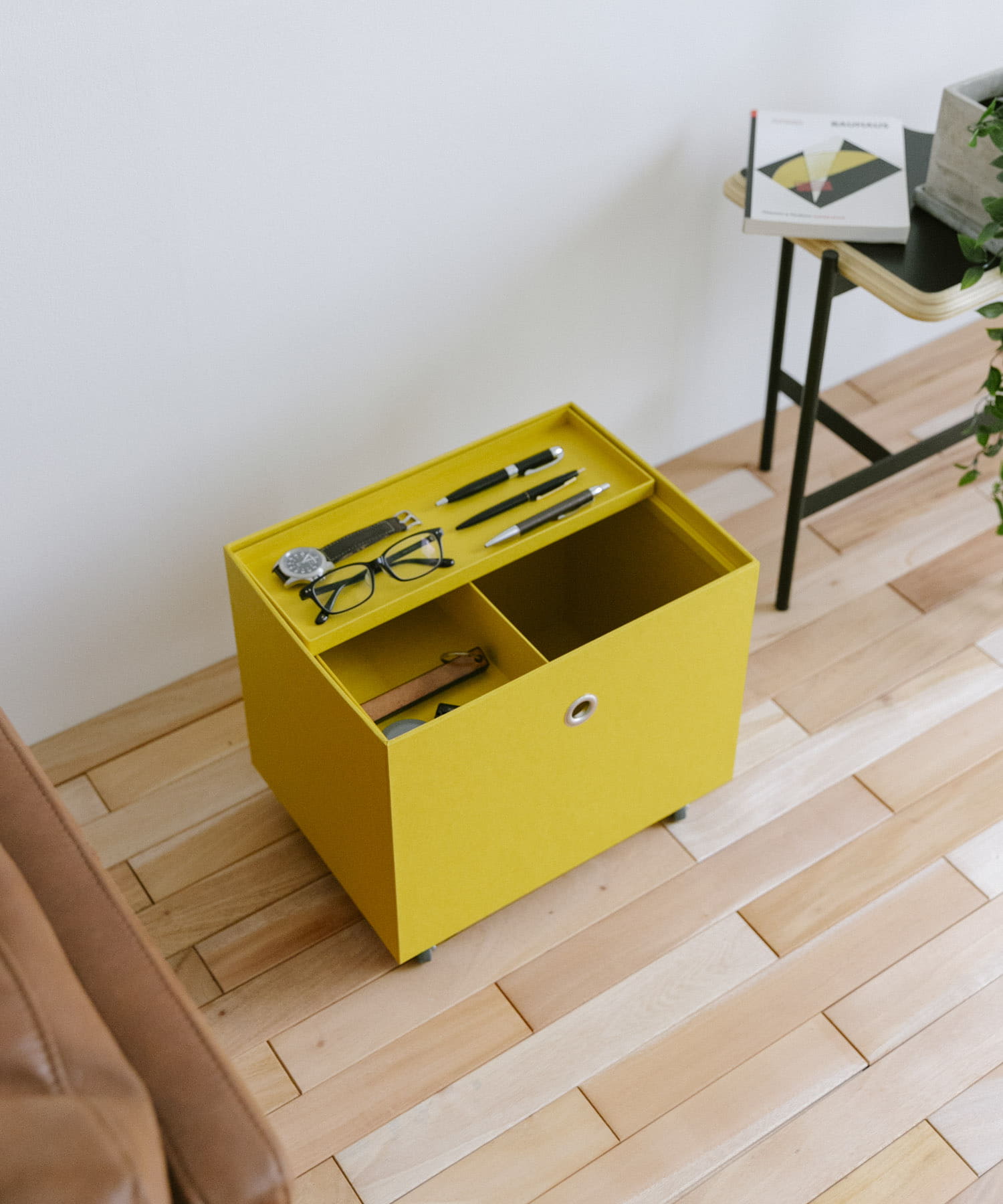 YELLOW