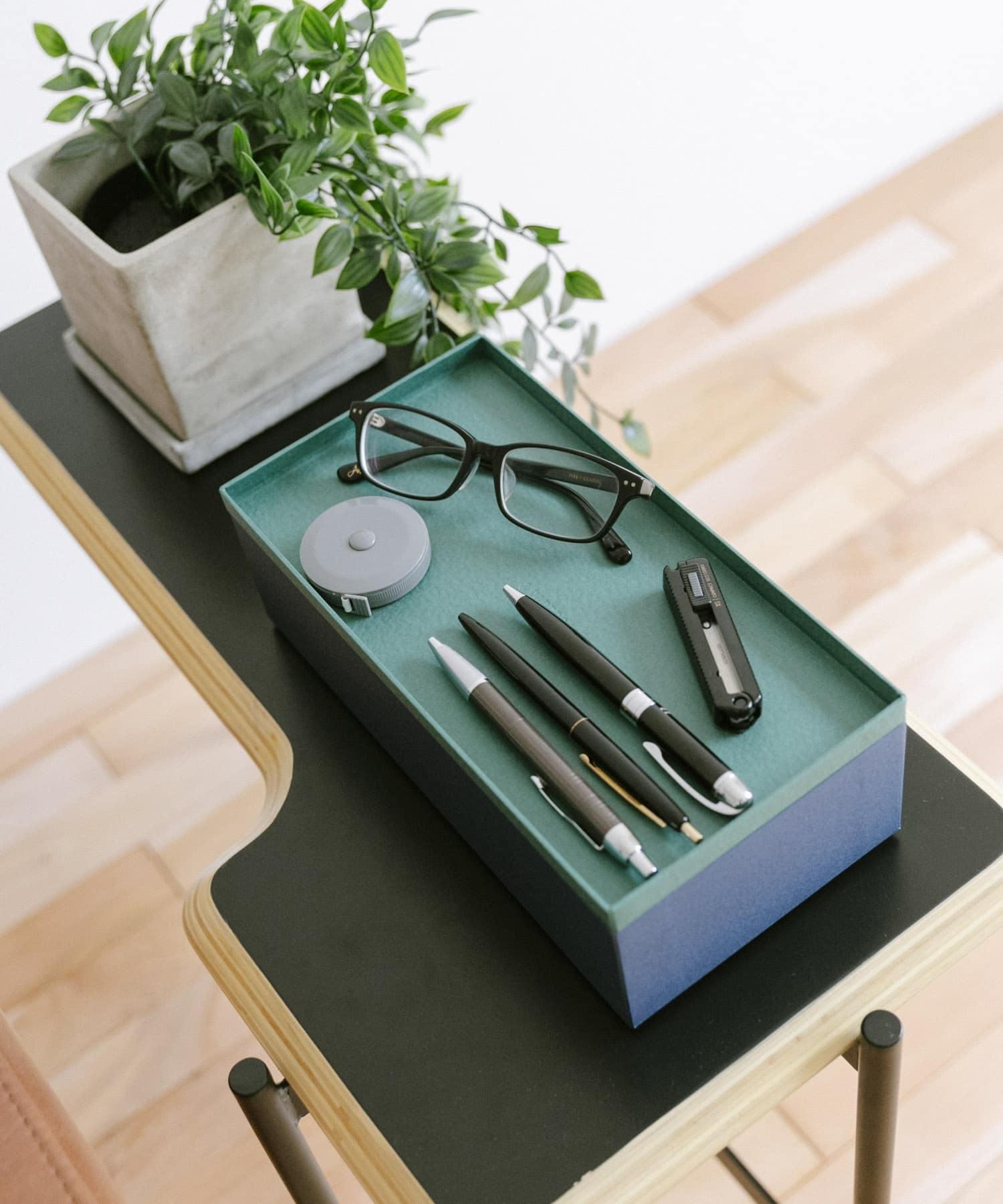 &PAPERS　SNEAK 二重蓋のティッシュケース NAVY GREEN -
